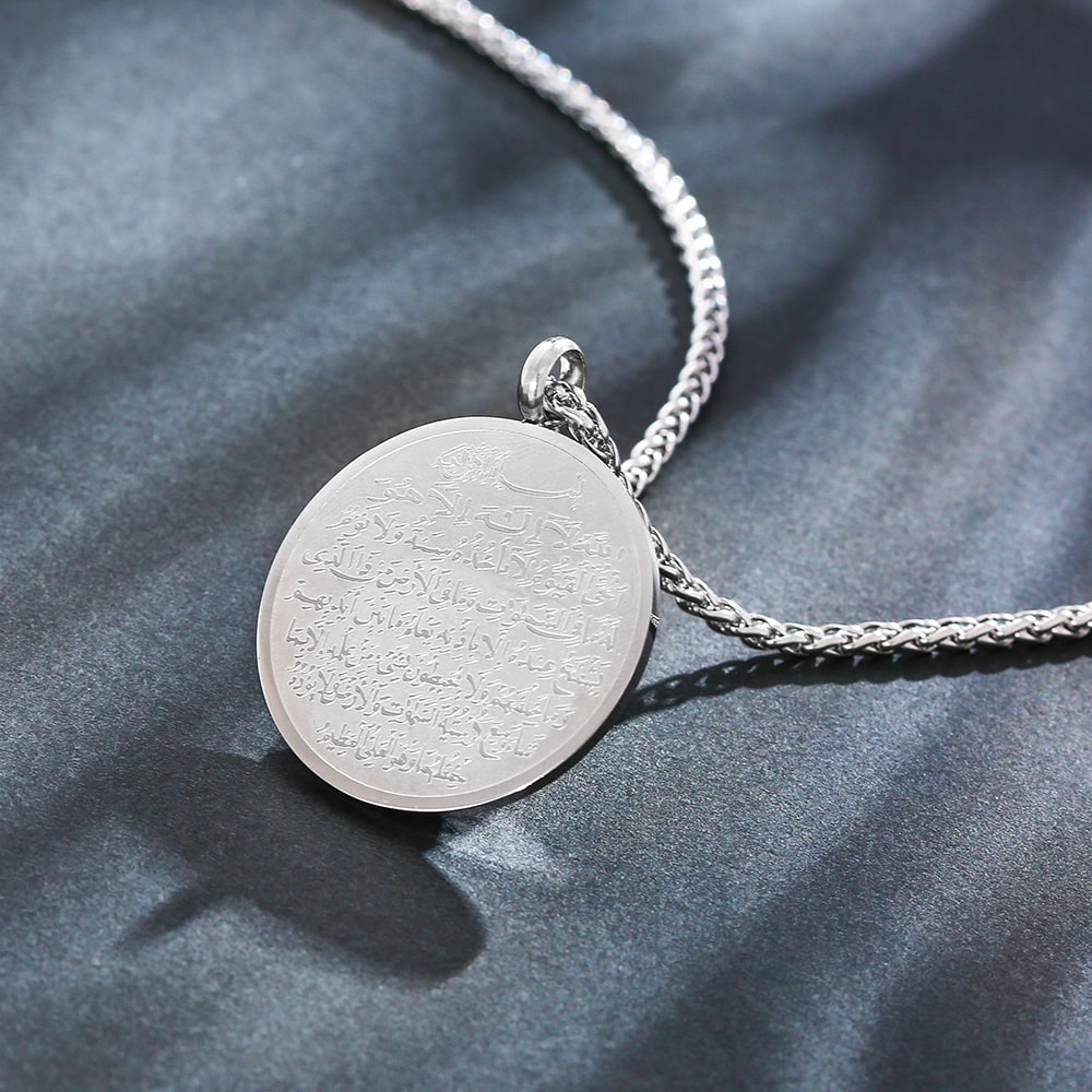 Collier pendentif art lettrage en acier inoxydable plaqué or 18 carats
