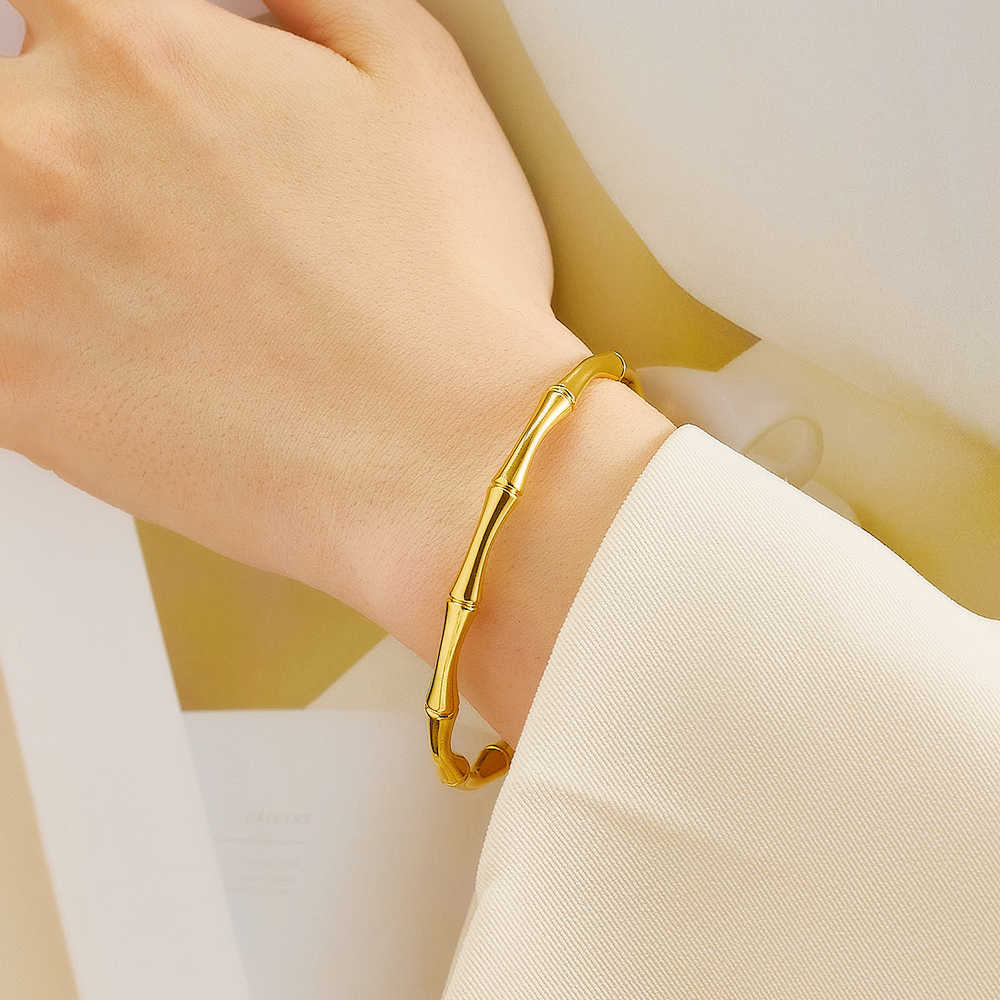 Bracelet de type C en acier inoxydable plaqué or 18 carats avec joint en bambou