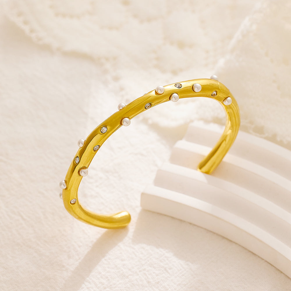 Armband mit C-Perlen und 18 Karat Goldauflage aus Edelstahl