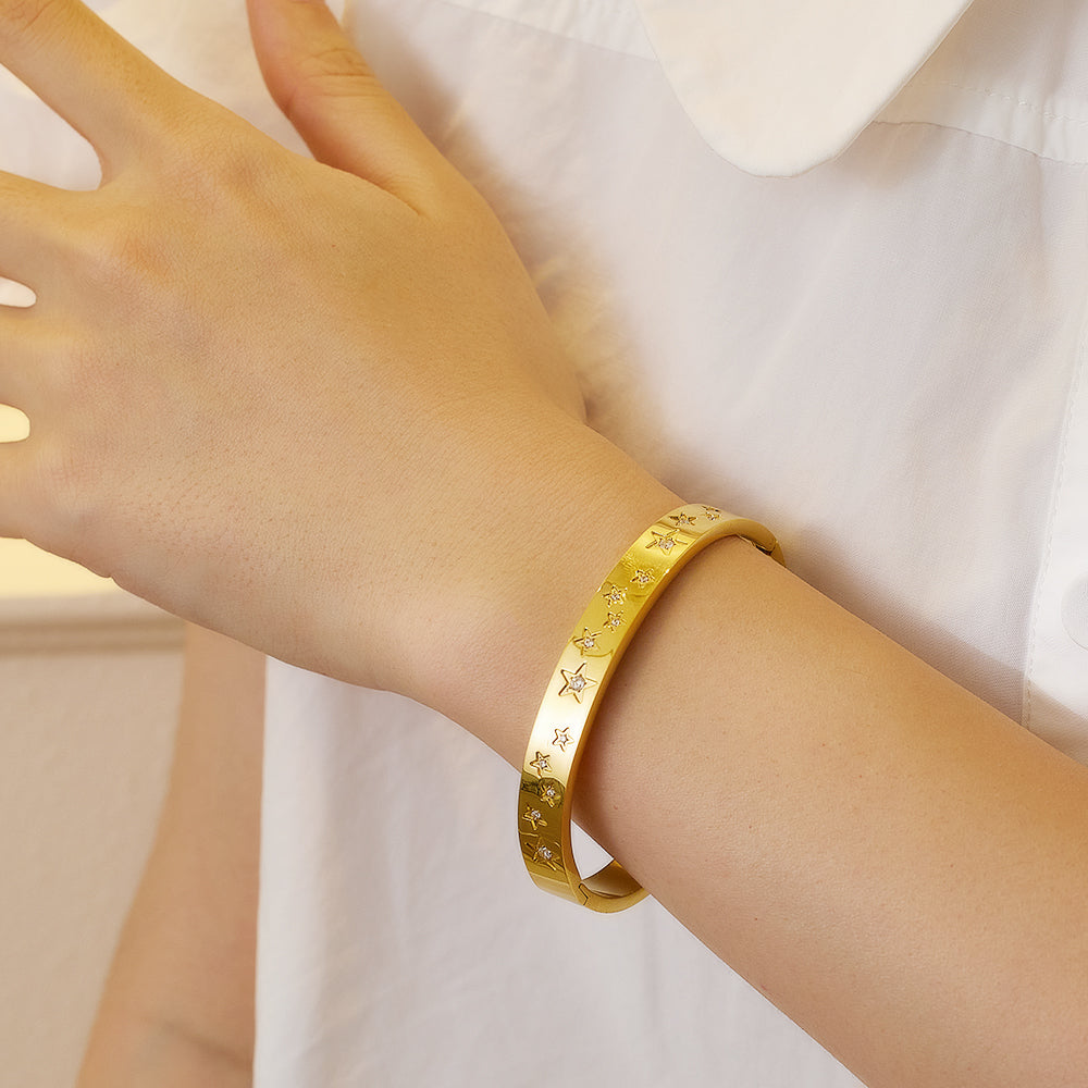 Armband aus Edelstahl mit 18 Karat Goldplattierung und fünfzackigem Stern und Diamanten