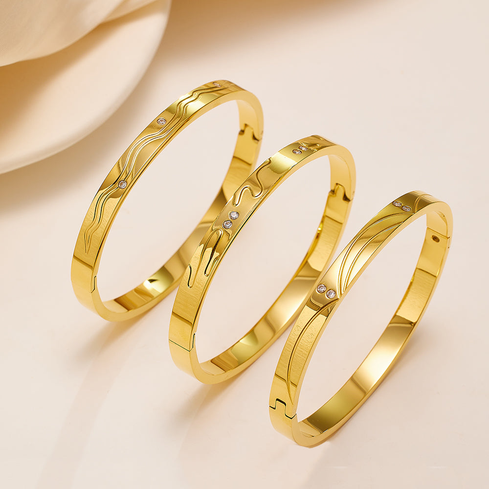 Gewelltes Armband aus Edelstahl mit 18 Karat Goldbeschichtung und Diamanten