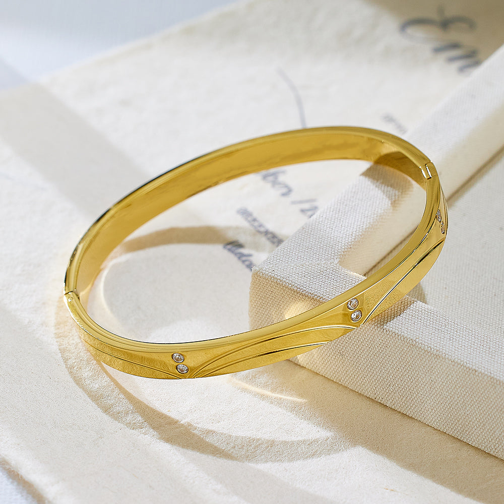 Gewelltes Armband aus Edelstahl mit 18 Karat Goldbeschichtung und Diamanten