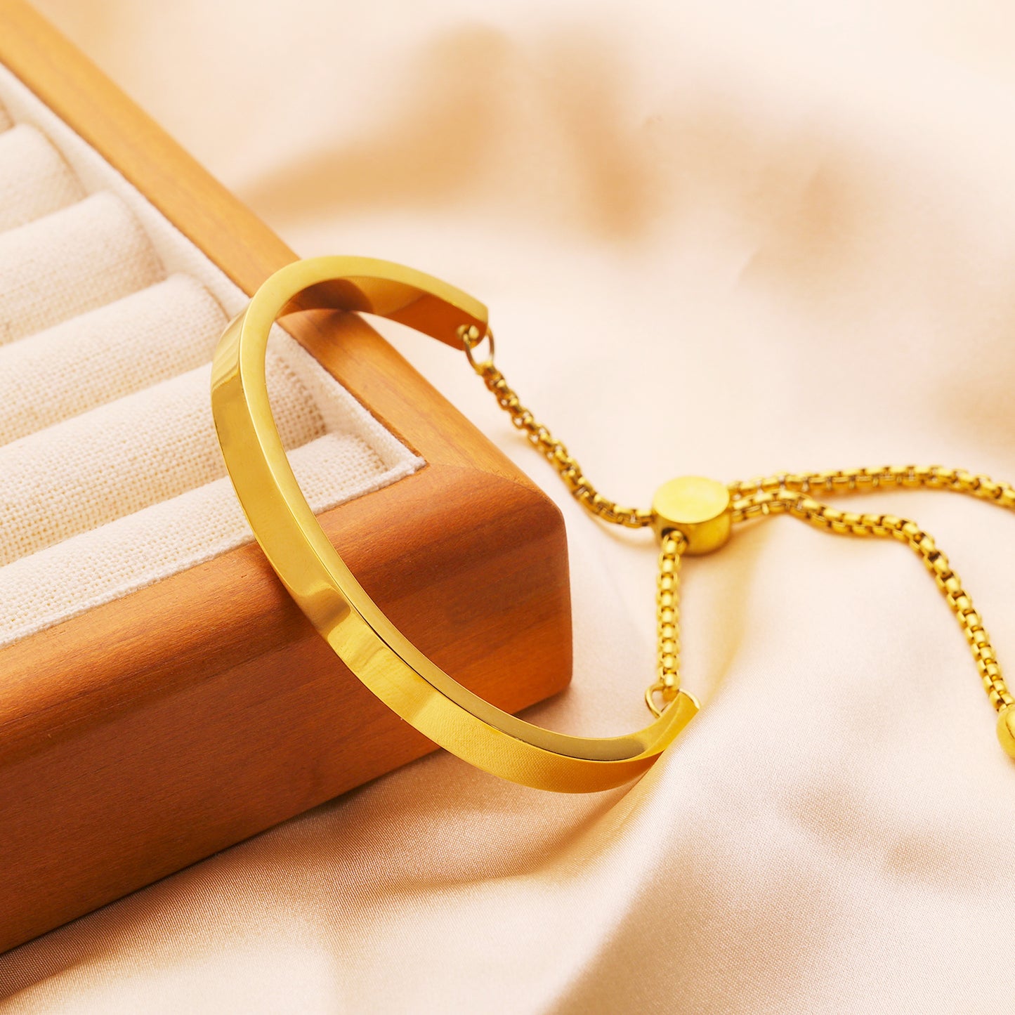 Armband aus Edelstahl mit 18 Karat Goldbeschichtung