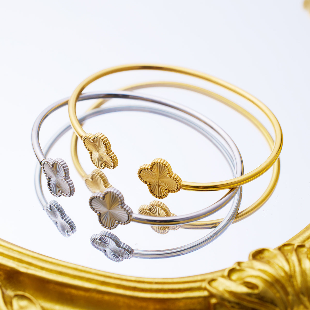Bracelet à boucle semi-fermée trèfle à quatre feuilles en or 18 carats plaqué acier inoxydable