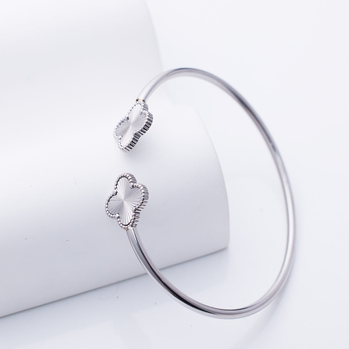 Bracelet à boucle semi-fermée trèfle à quatre feuilles en or 18 carats plaqué acier inoxydable