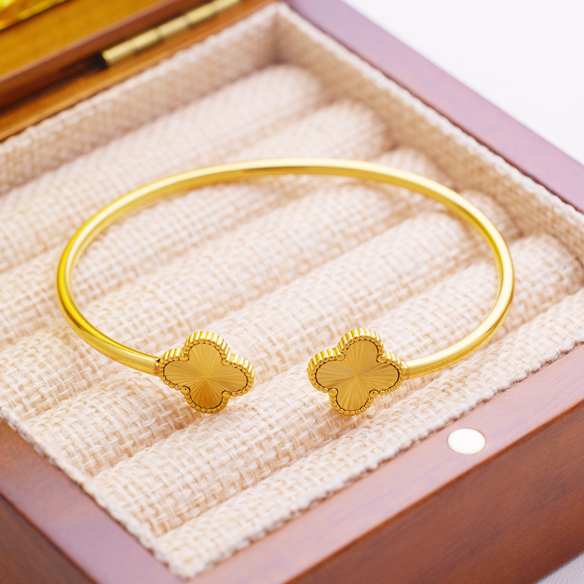 Bracelet à boucle semi-fermée trèfle à quatre feuilles en or 18 carats plaqué acier inoxydable