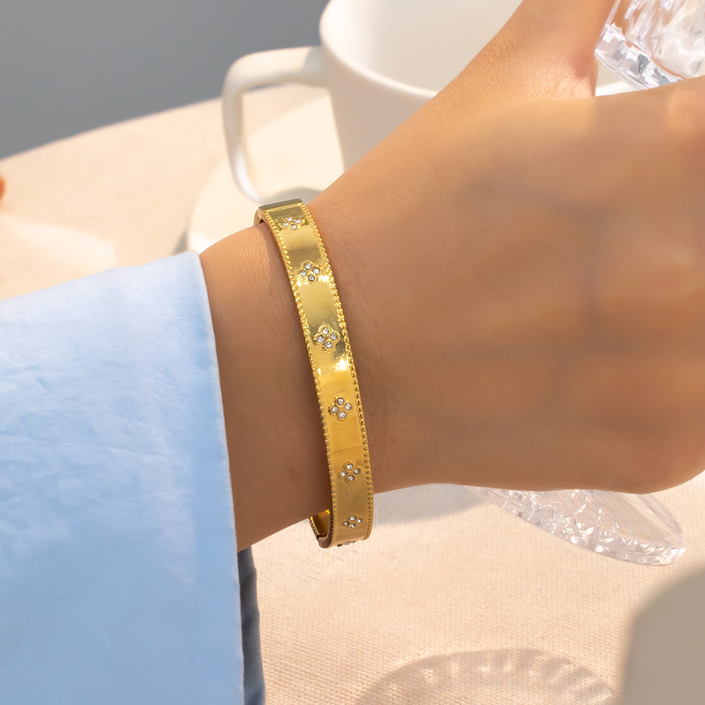 316 Stainless Steel 18K Gold Plated Clover Clasp Bracelet | 8MM Wide Sparkling Design