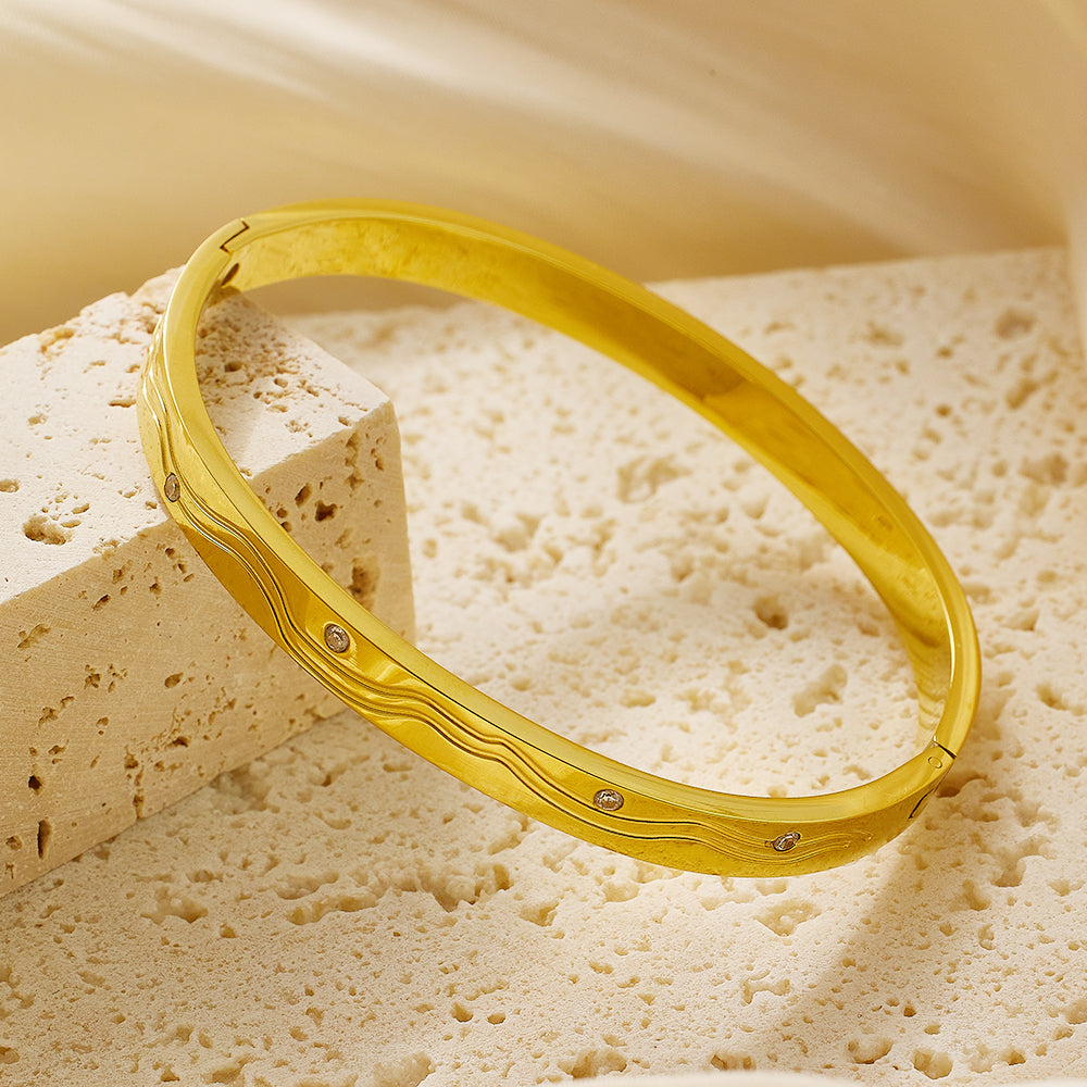 Gewelltes Armband aus Edelstahl mit 18 Karat Goldbeschichtung und Diamanten