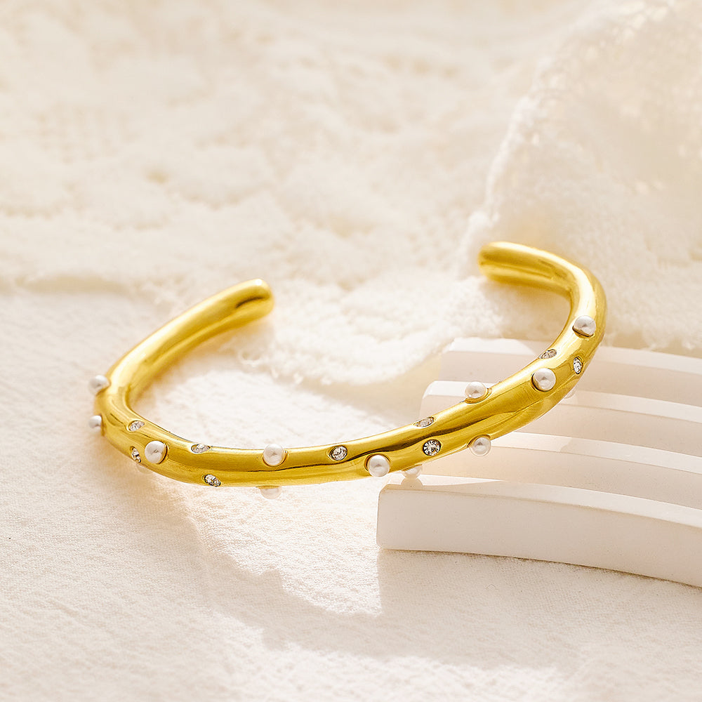 Armband mit C-Perlen und 18 Karat Goldauflage aus Edelstahl