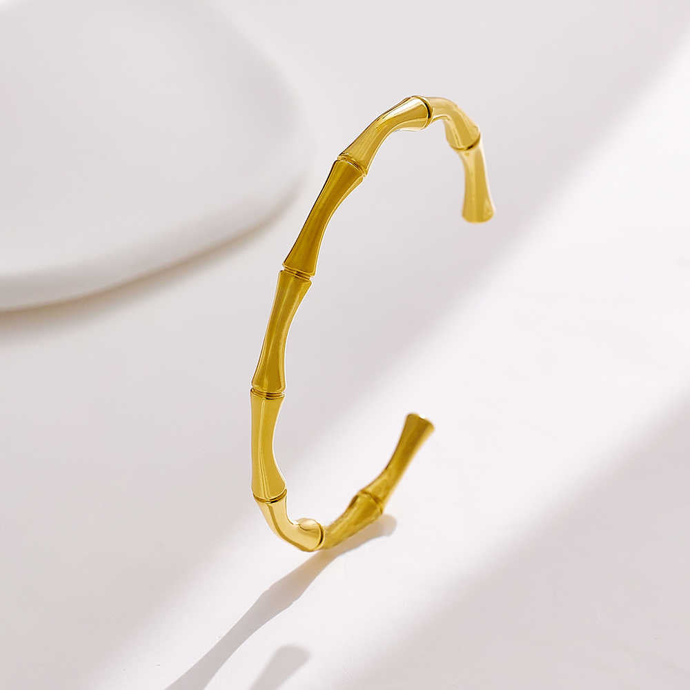 Bracelet de type C en acier inoxydable plaqué or 18 carats avec joint en bambou