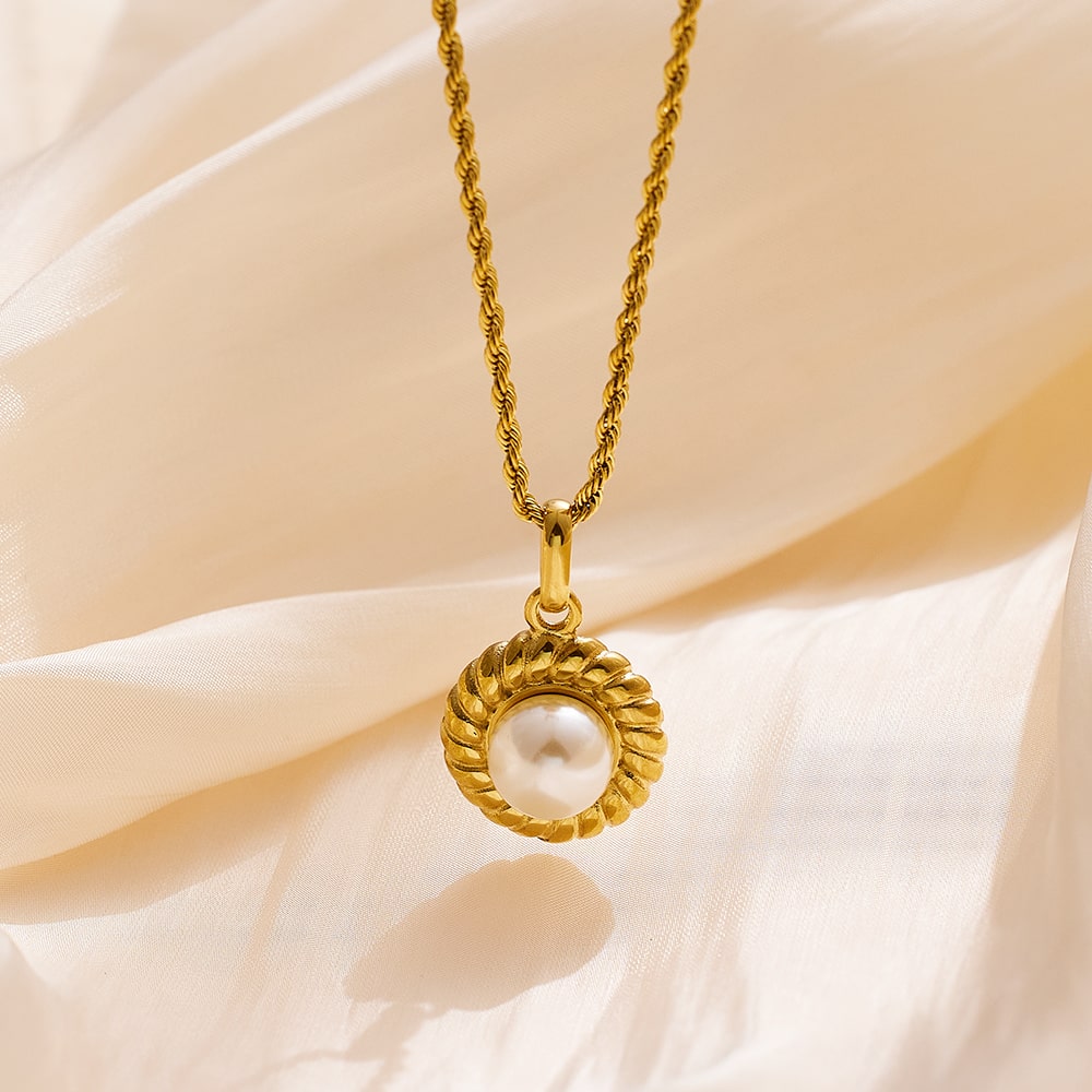 Collier pendentif design en acier inoxydable plaqué or 18 carats