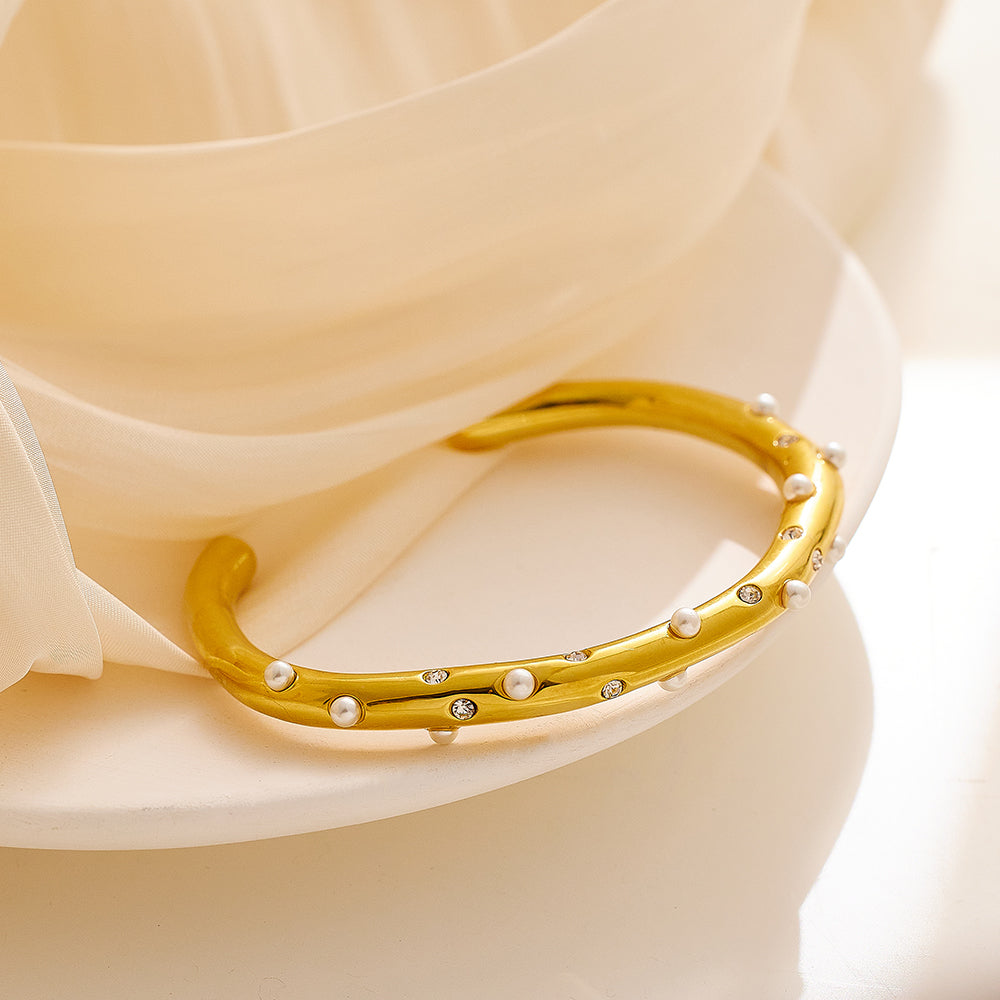 Armband mit C-Perlen und 18 Karat Goldauflage aus Edelstahl