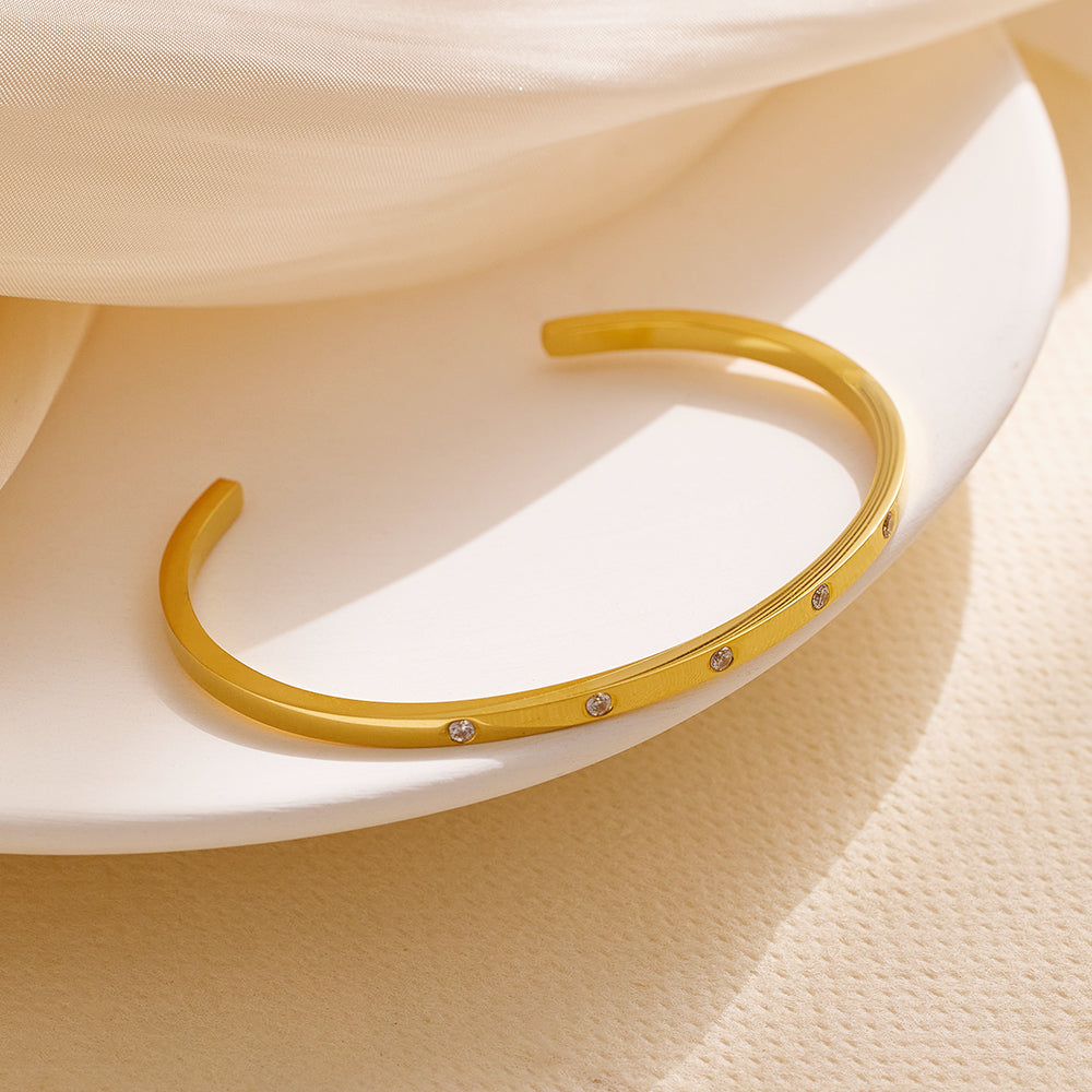 Edelstahlarmband mit 18 Karat Goldbeschichtung und fünf kleinen Diamanten