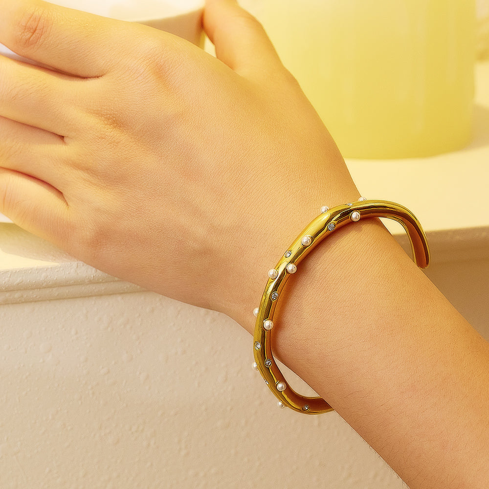 Armband mit C-Perlen und 18 Karat Goldauflage aus Edelstahl