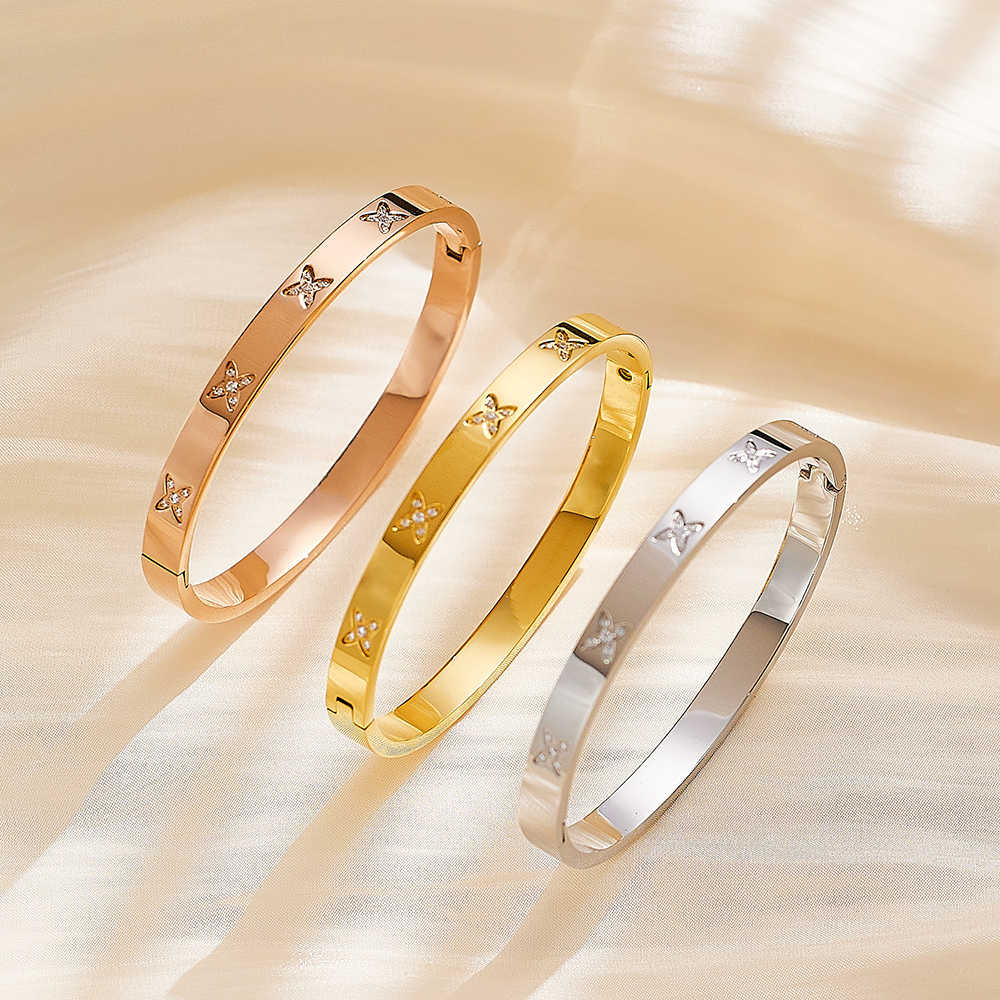 Edelstahl-Armreif mit 18 Karat Goldplattierung und Schmetterlingszirkon