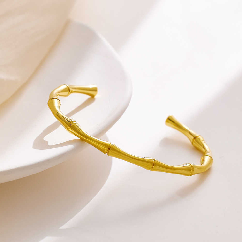 Bracelet de type C en acier inoxydable plaqué or 18 carats avec joint en bambou