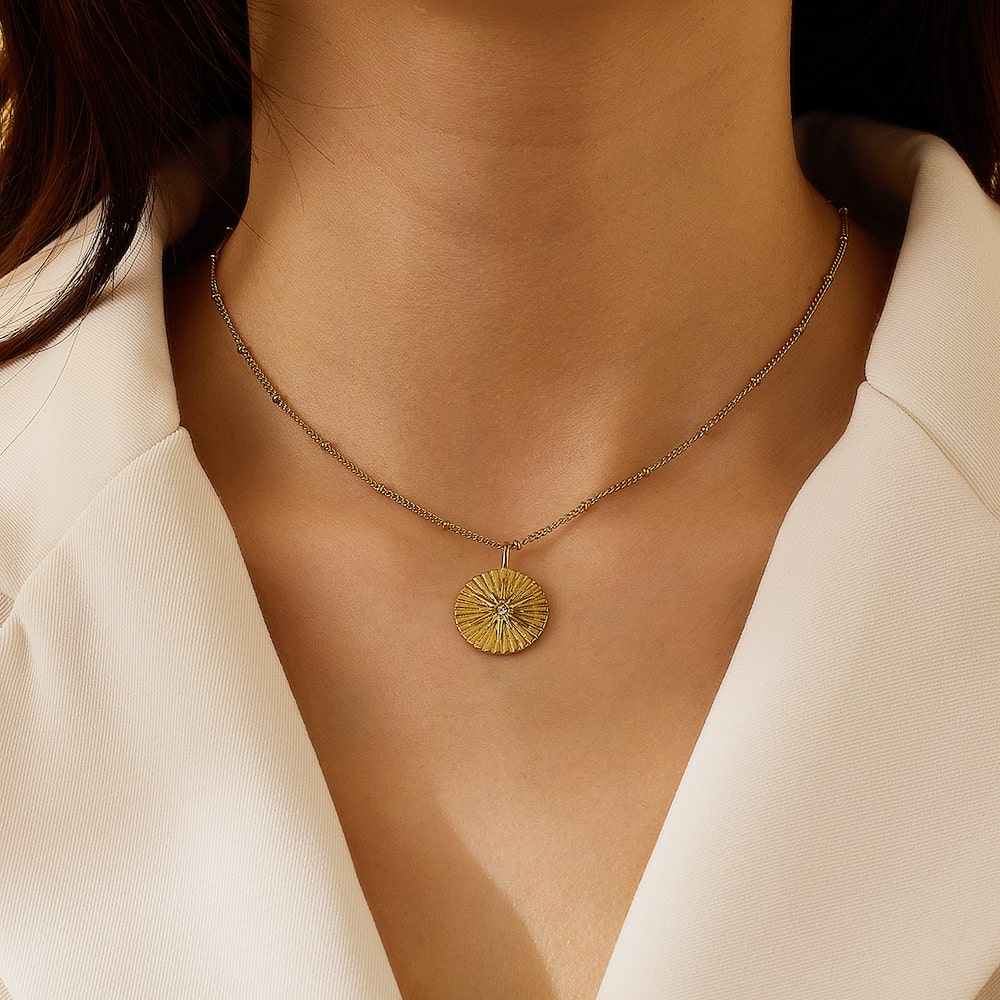 Collier tendance avec pendentif en forme d'étoile à huit branches plaqué or 18 carats