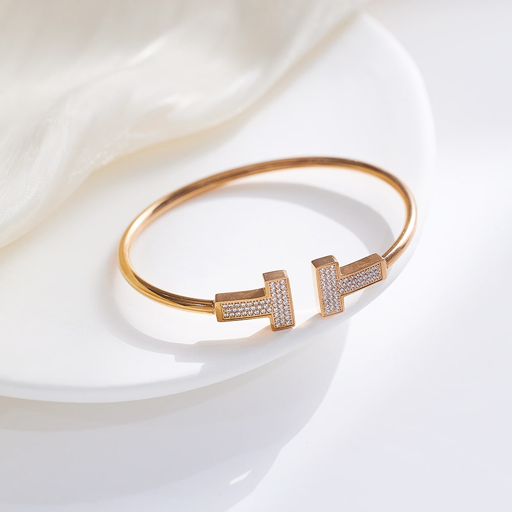 Bracelet ouvert en acier inoxydable plaqué or 18 carats et zircon