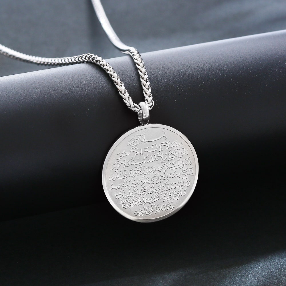 Collier pendentif art lettrage en acier inoxydable plaqué or 18 carats