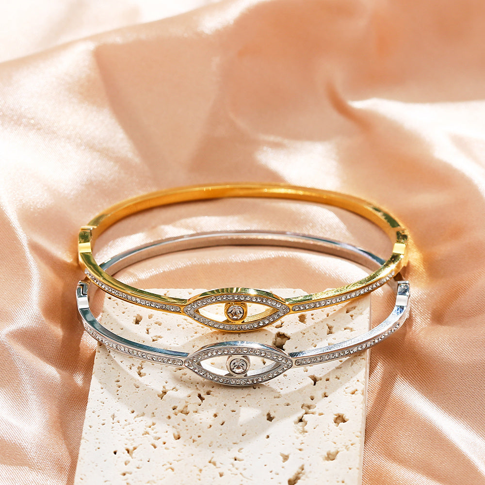 Edelstahl-Armreif mit 18 Karat Goldplattierung und Zirkonia