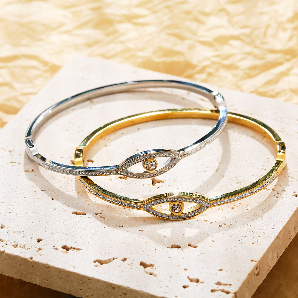 Edelstahl-Armreif mit 18 Karat Goldplattierung und Zirkonia