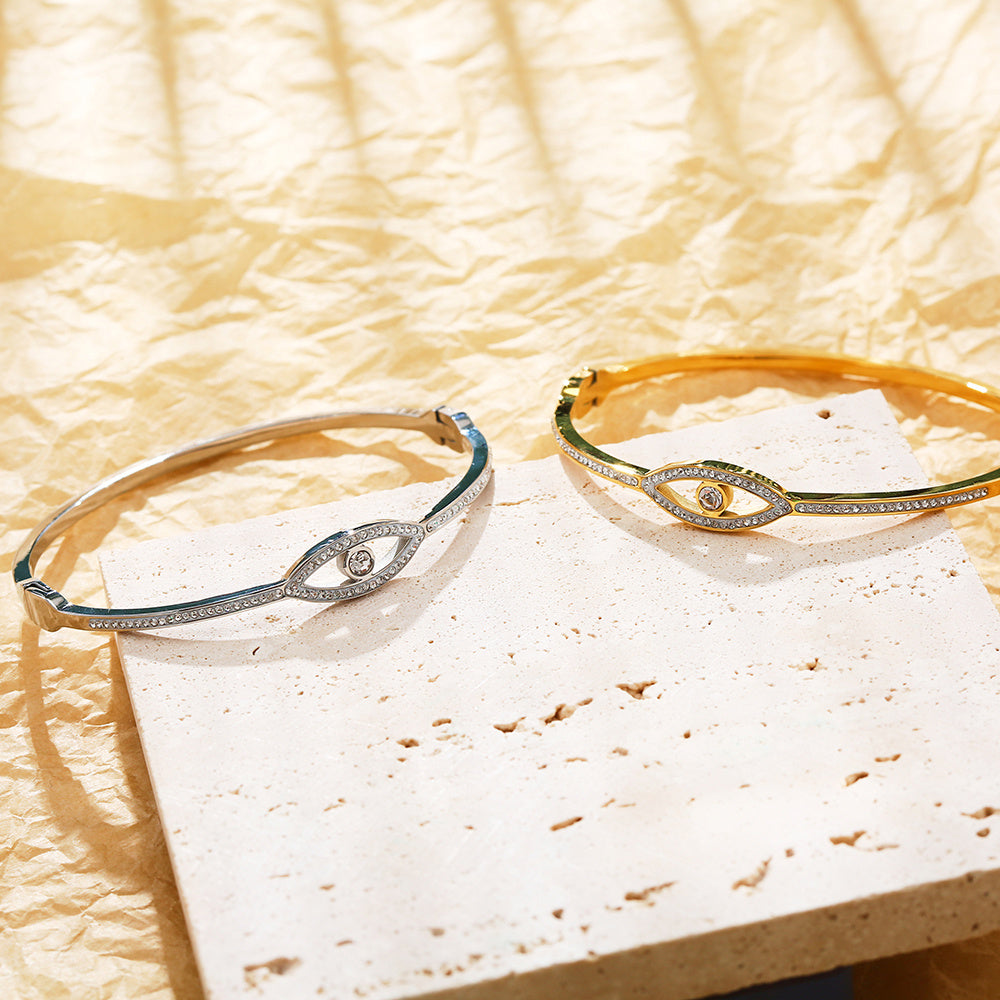 Edelstahl-Armreif mit 18 Karat Goldplattierung und Zirkonia