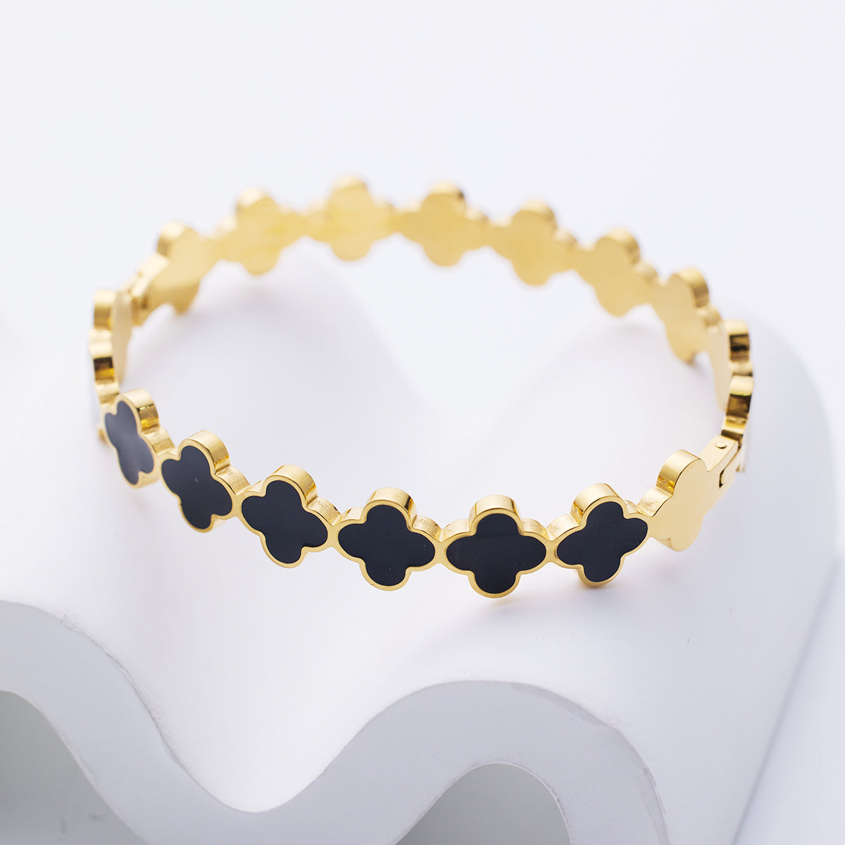 Armband aus Edelstahl mit vierblättrigem Kleeblatt und Schwarz-Weiß-Beschichtung (18 Karat)