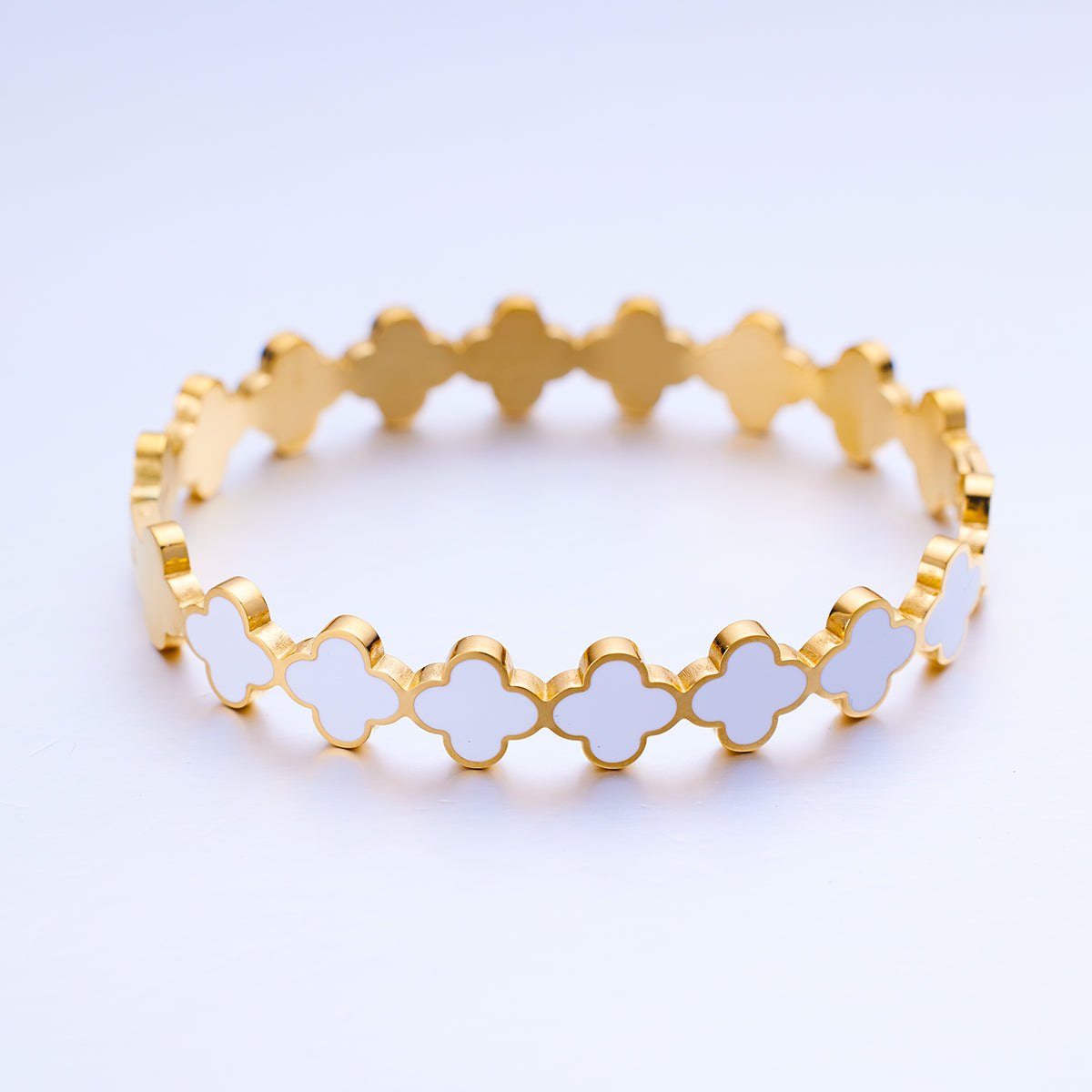 Armband aus Edelstahl mit vierblättrigem Kleeblatt und Schwarz-Weiß-Beschichtung (18 Karat)