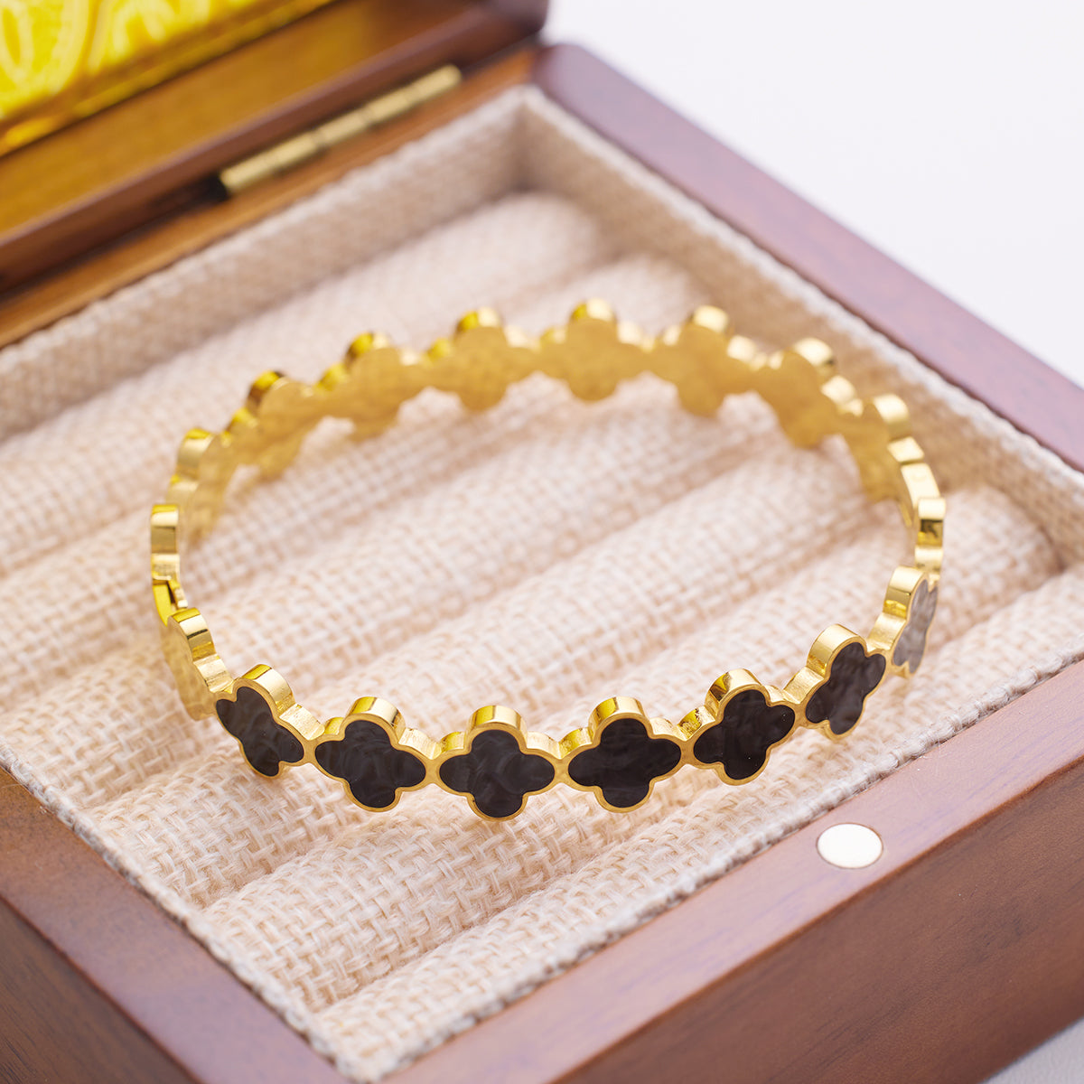 Armband aus Edelstahl mit vierblättrigem Kleeblatt und Schwarz-Weiß-Beschichtung (18 Karat)