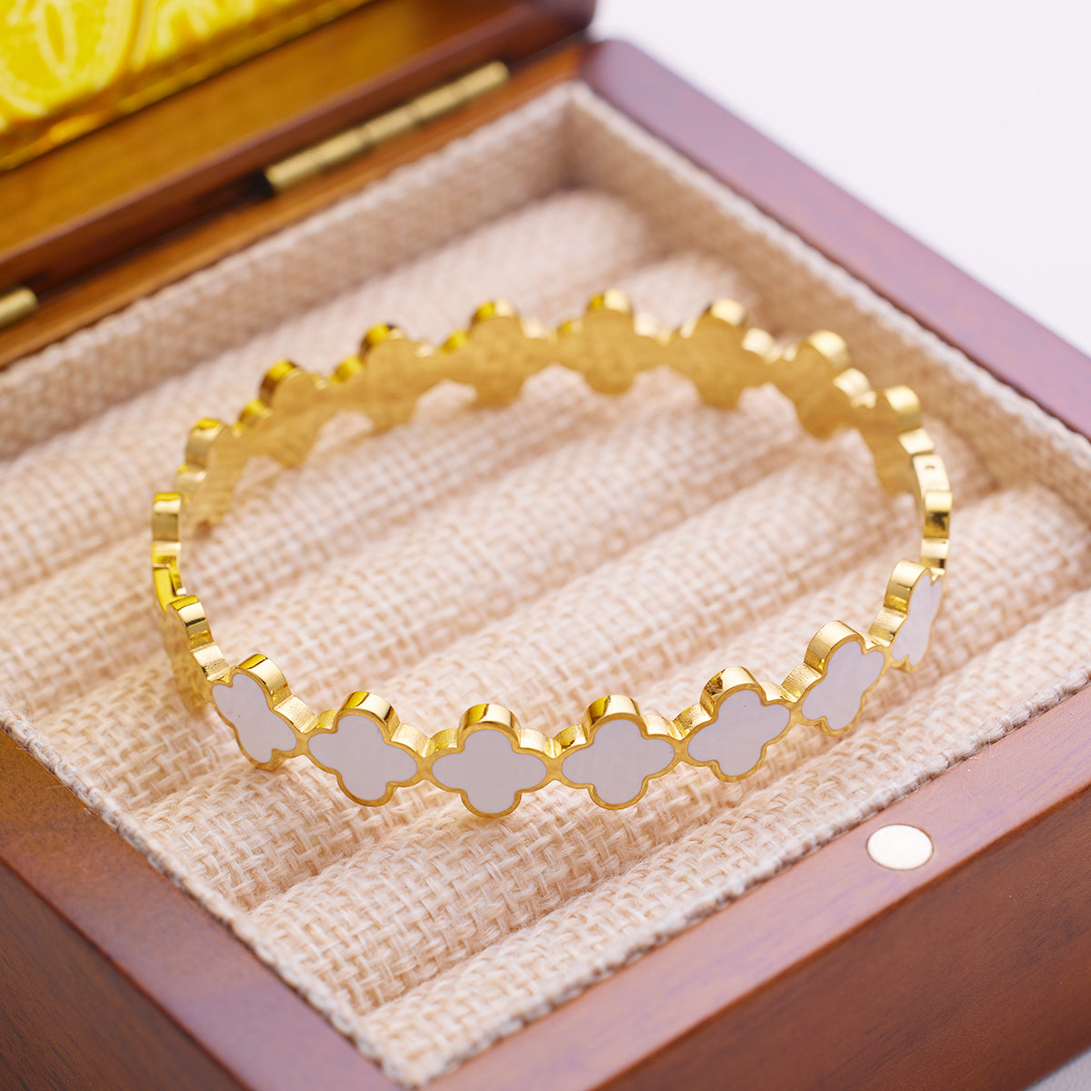 Armband aus Edelstahl mit vierblättrigem Kleeblatt und Schwarz-Weiß-Beschichtung (18 Karat)