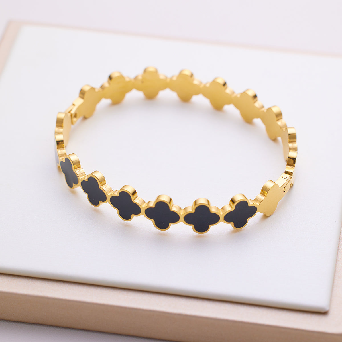Armband aus Edelstahl mit vierblättrigem Kleeblatt und Schwarz-Weiß-Beschichtung (18 Karat)