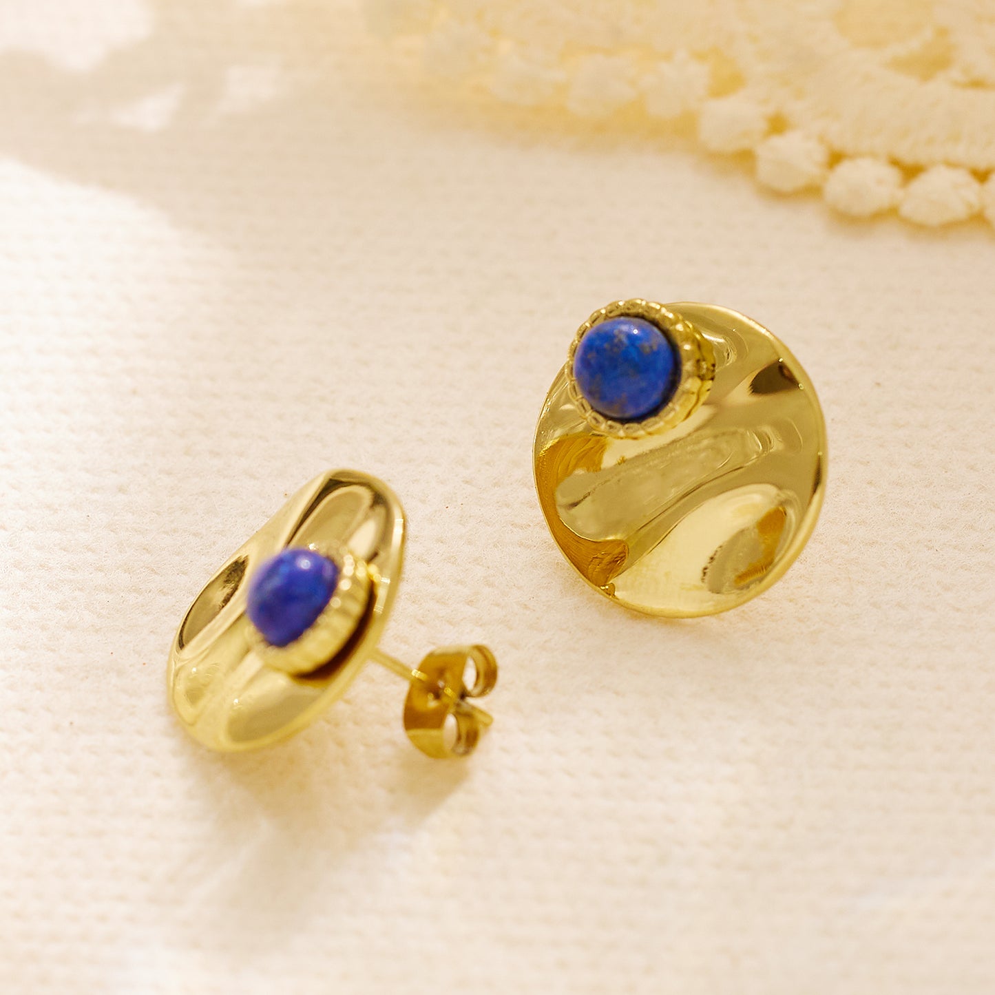 Stainless steel plated 18-karat gold earrings with blue eyes