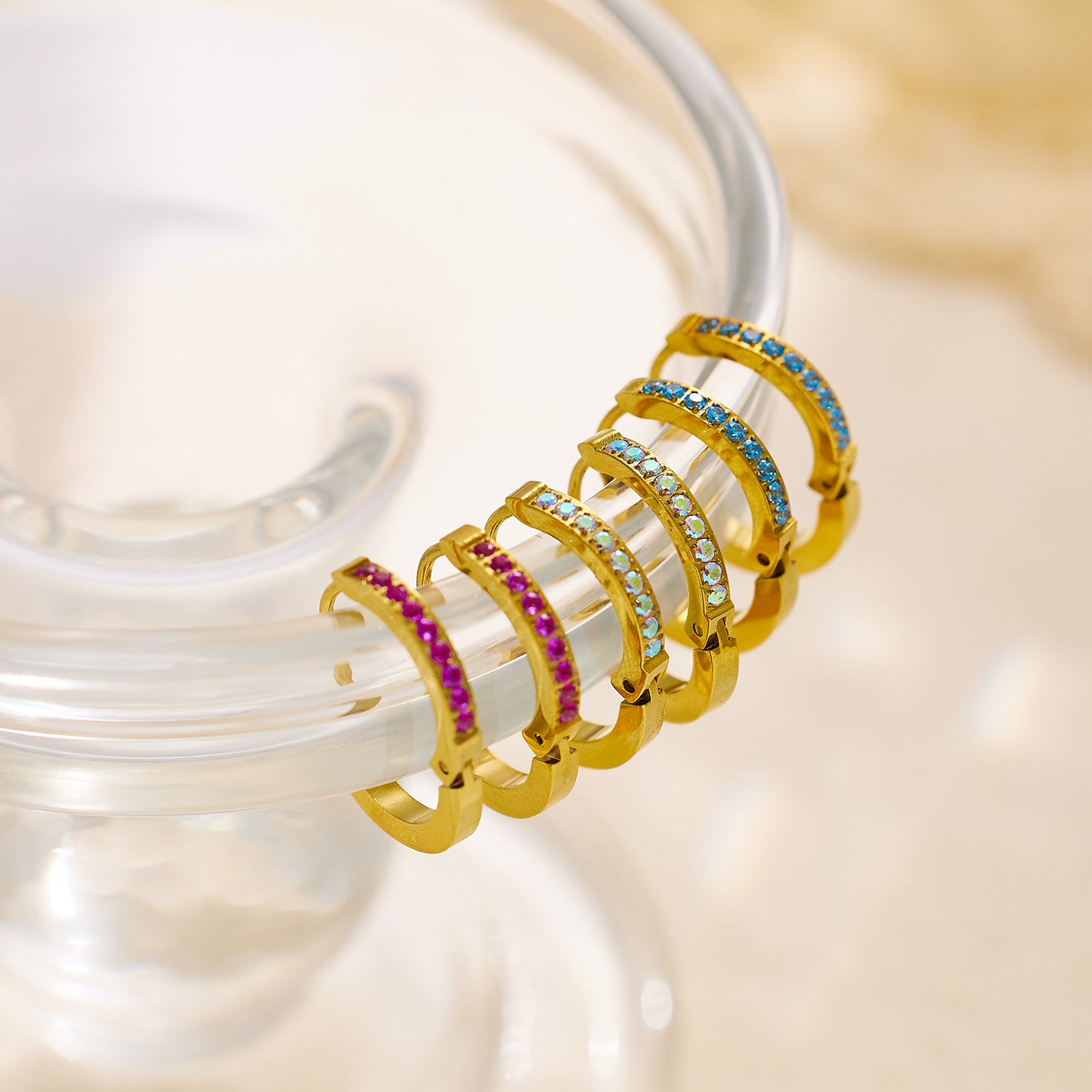 Ohrringe aus Edelstahl mit 18 Karat Goldbeschichtung und Diamanten