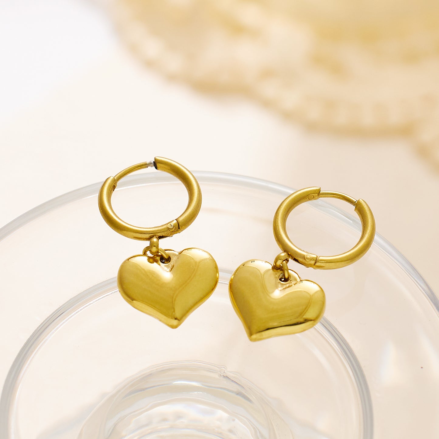 18K Gold Herz Ohrringe in Edelstahlbeschichtung