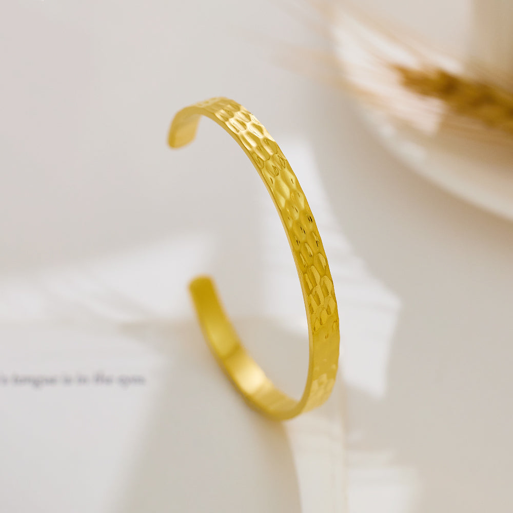 Armband aus Edelstahl mit Hammerschlag-Goldbeschichtung und 18 Karat