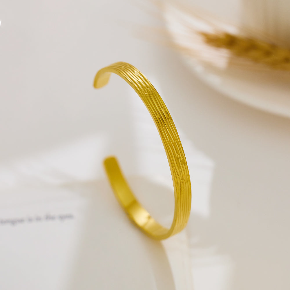 Armband aus Edelstahl mit Hammerschlag-Goldbeschichtung und 18 Karat