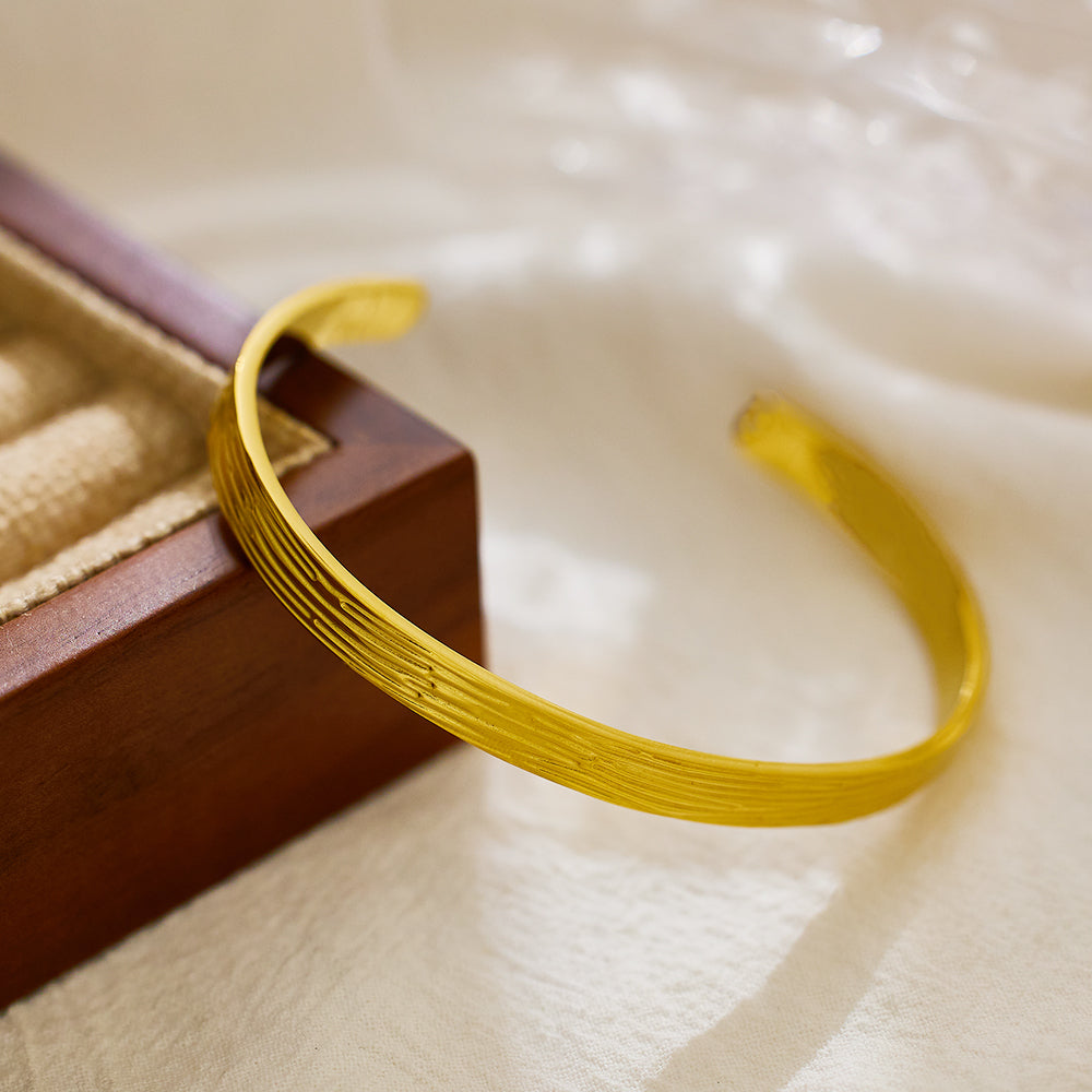 Armband aus Edelstahl mit Hammerschlag-Goldbeschichtung und 18 Karat