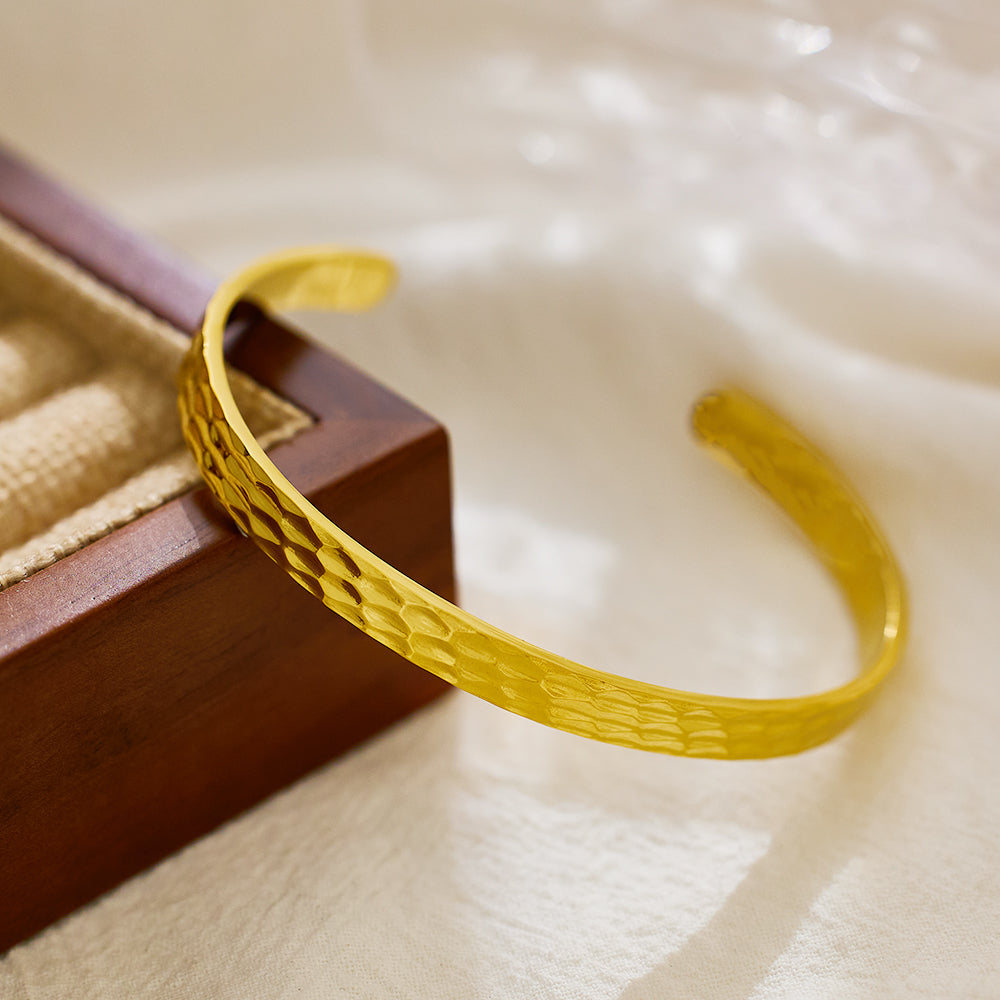 Armband aus Edelstahl mit Hammerschlag-Goldbeschichtung und 18 Karat