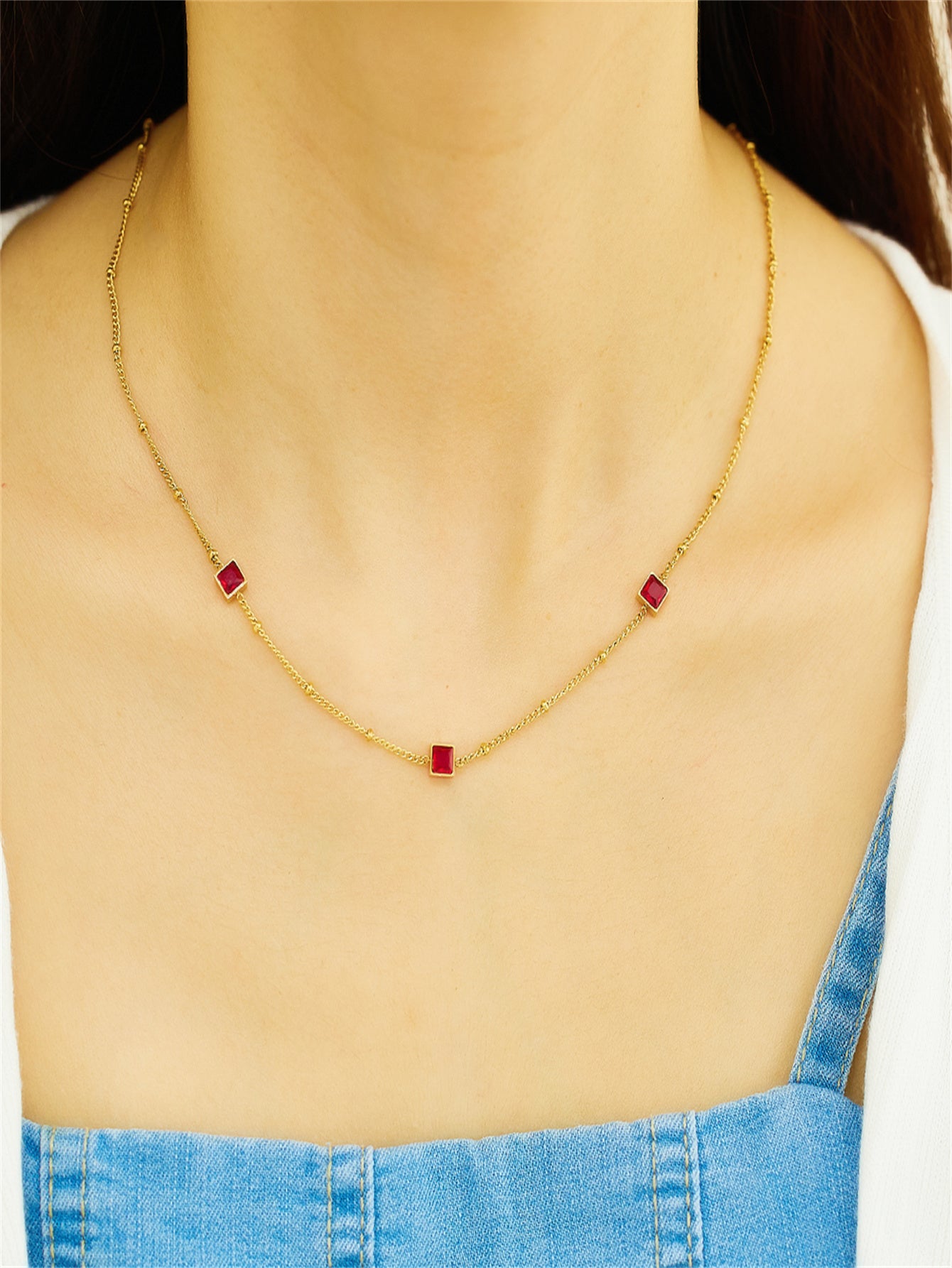Collier en acier inoxydable et zircons plaqués or 18 carats