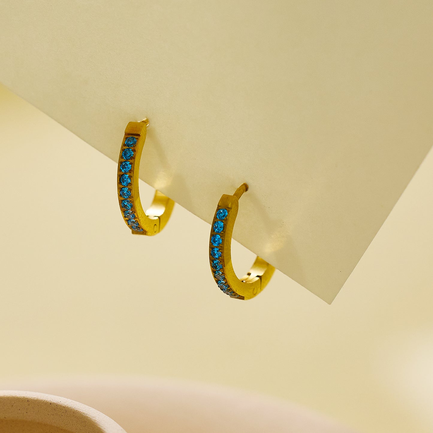 Ohrringe aus Edelstahl mit 18 Karat Goldbeschichtung und Diamanten