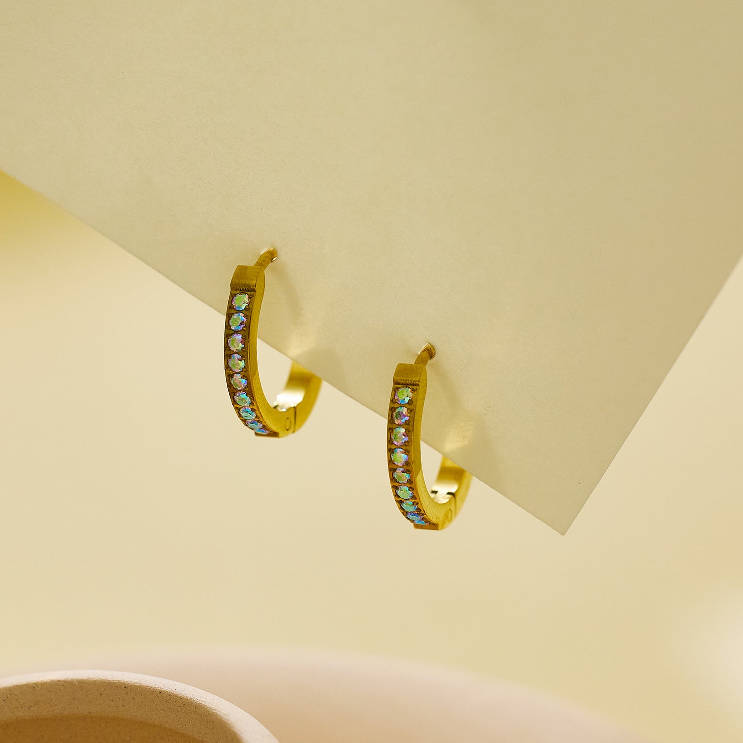 Ohrringe aus Edelstahl mit 18 Karat Goldbeschichtung und Diamanten