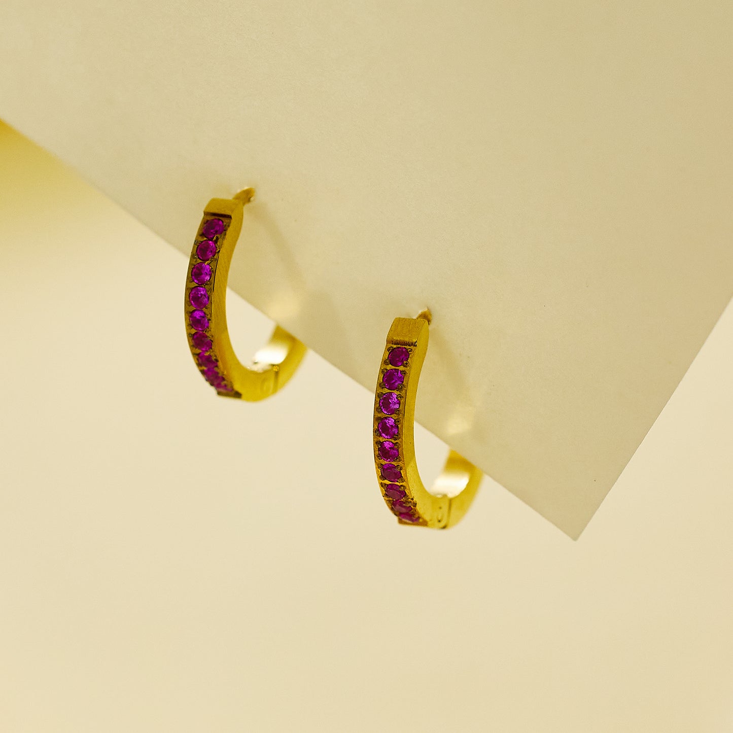 Ohrringe aus Edelstahl mit 18 Karat Goldbeschichtung und Diamanten