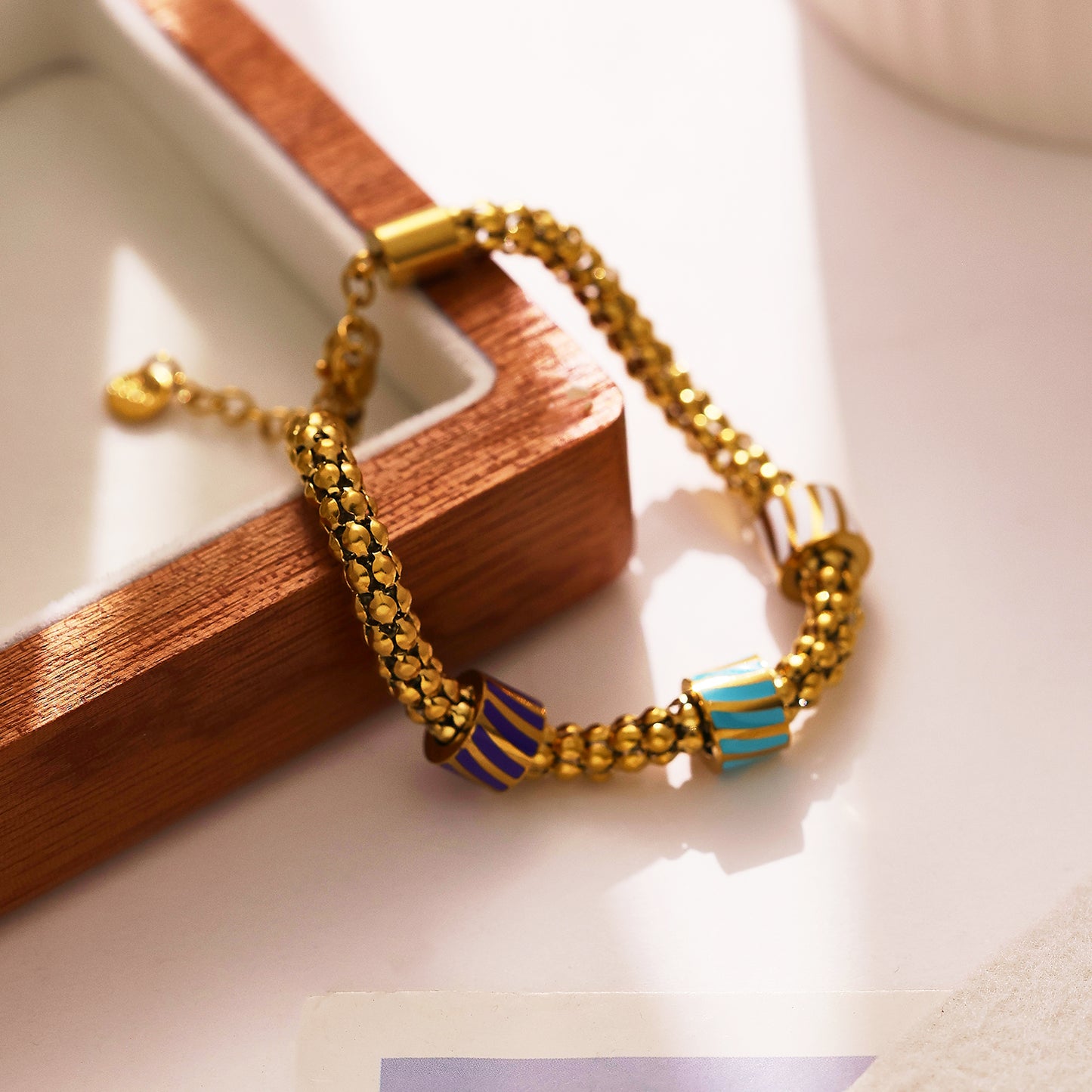 Dreifarbiges Armband aus Edelstahl mit 18 Karat Goldauflage
