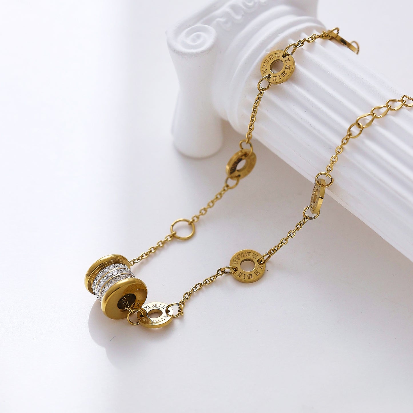 Bracelet en acier inoxydable et zircons, or 18 carats