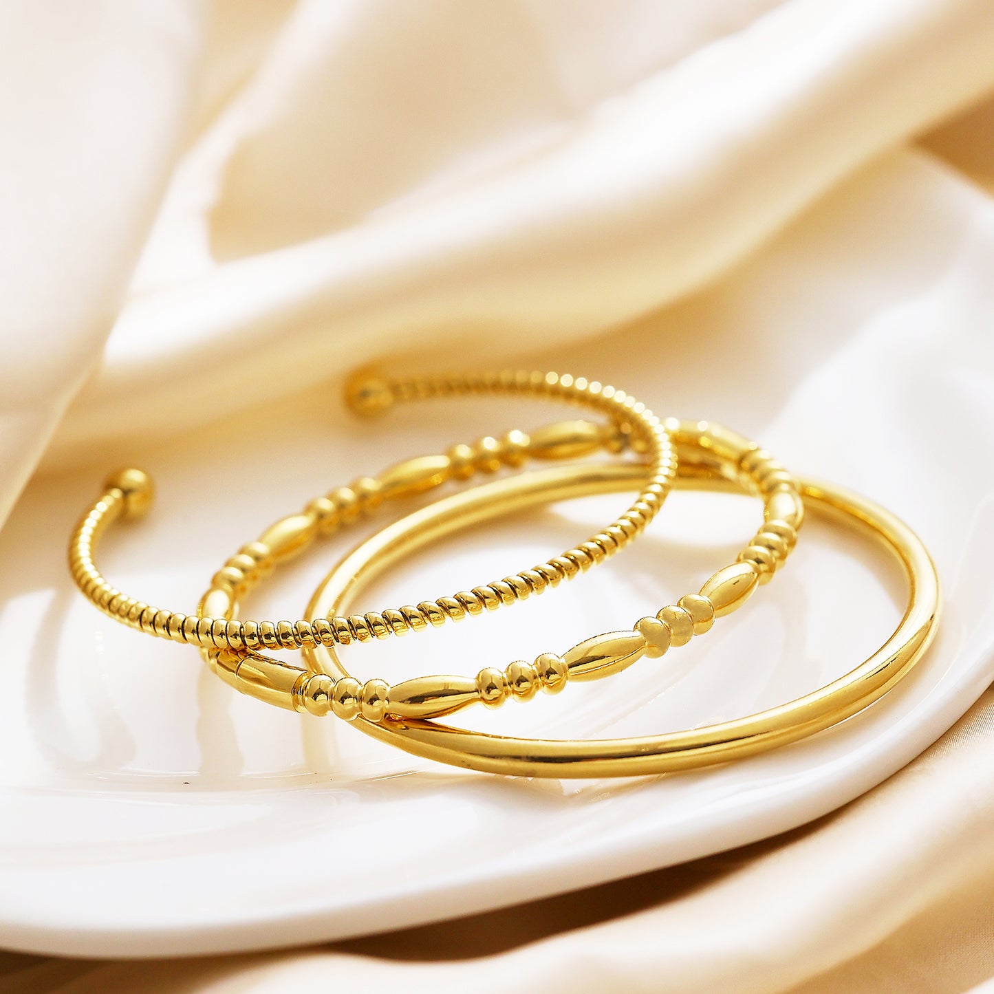 Triplex-Armband aus Edelstahl mit 18 Karat Goldauflage