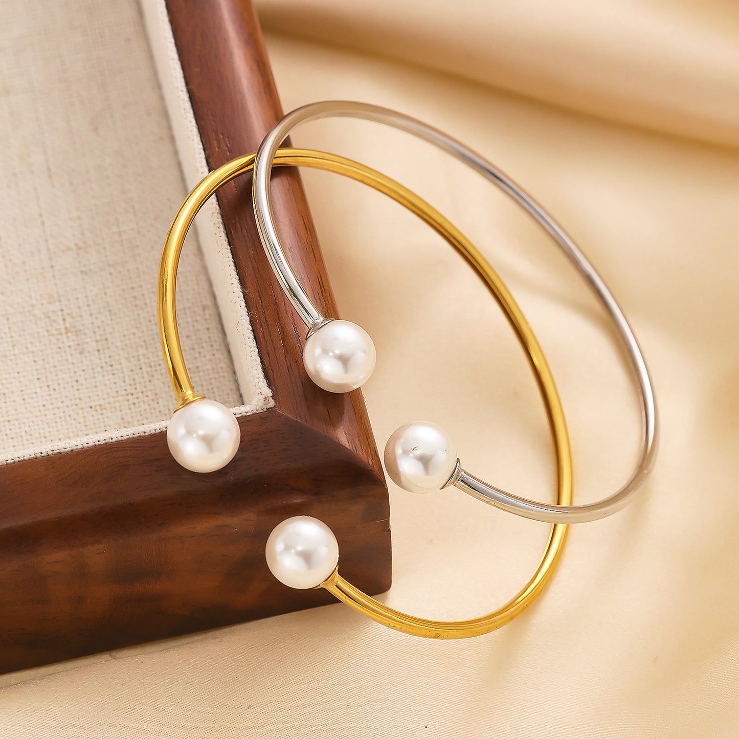 Edelstahlarmband mit 18 Karat Goldbeschichtung und Perle