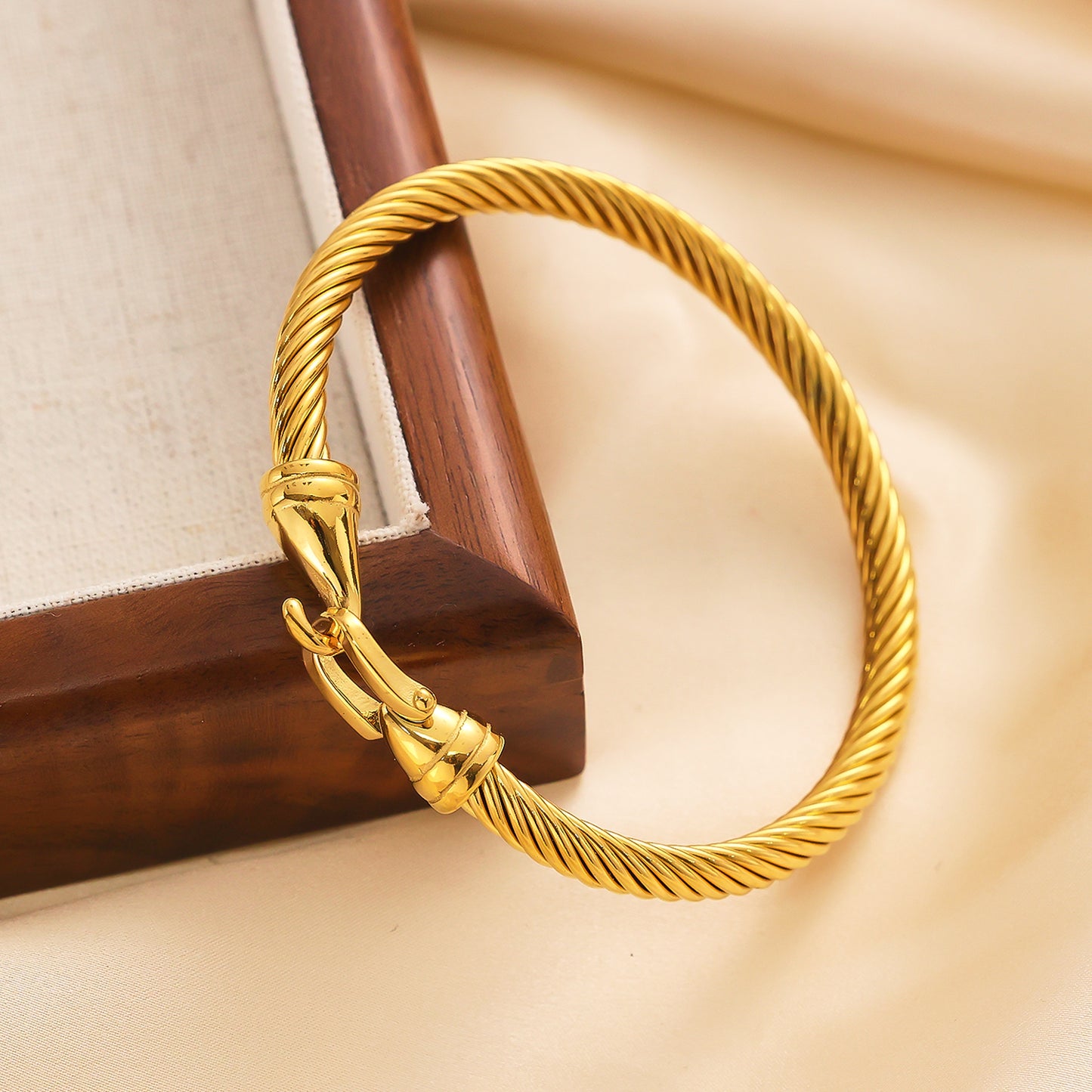 Edelstahlarmband mit 18 Karat Goldbeschichtung und Kordel