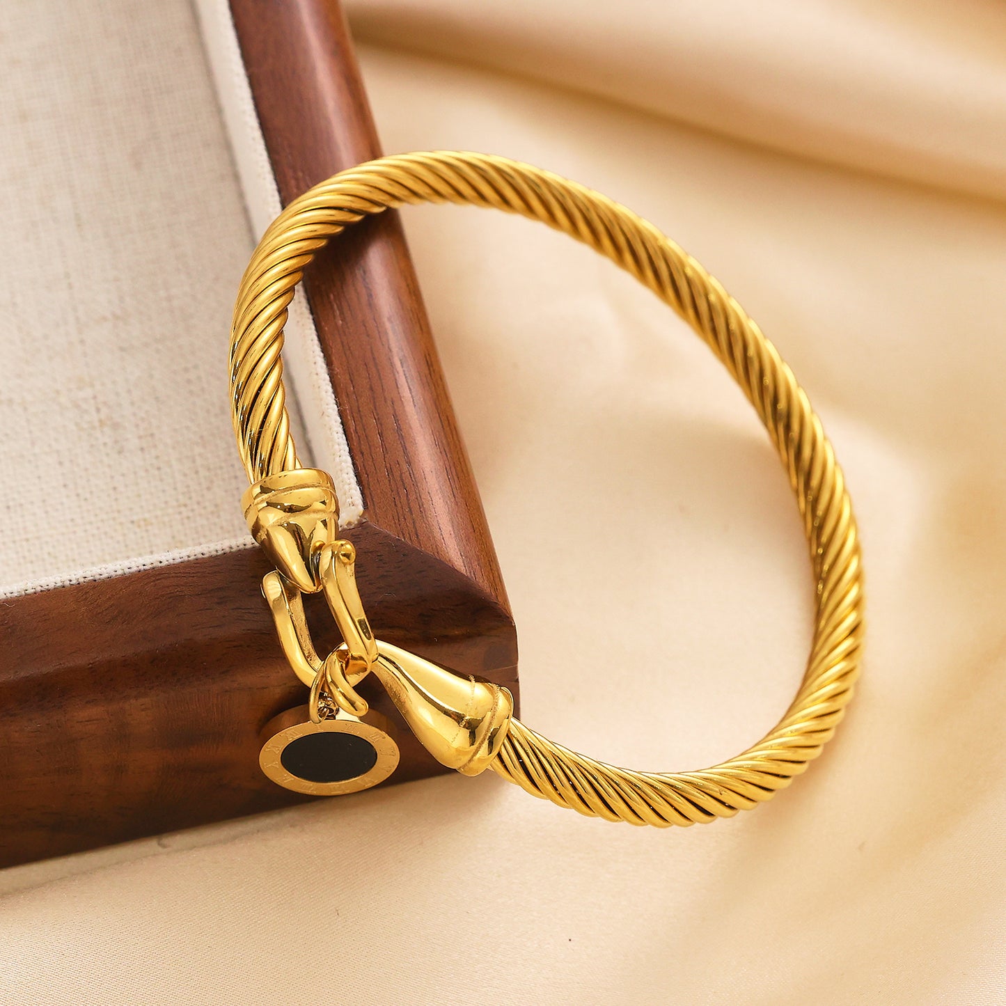 Edelstahlarmband mit 18 Karat Goldbeschichtung und Kordel
