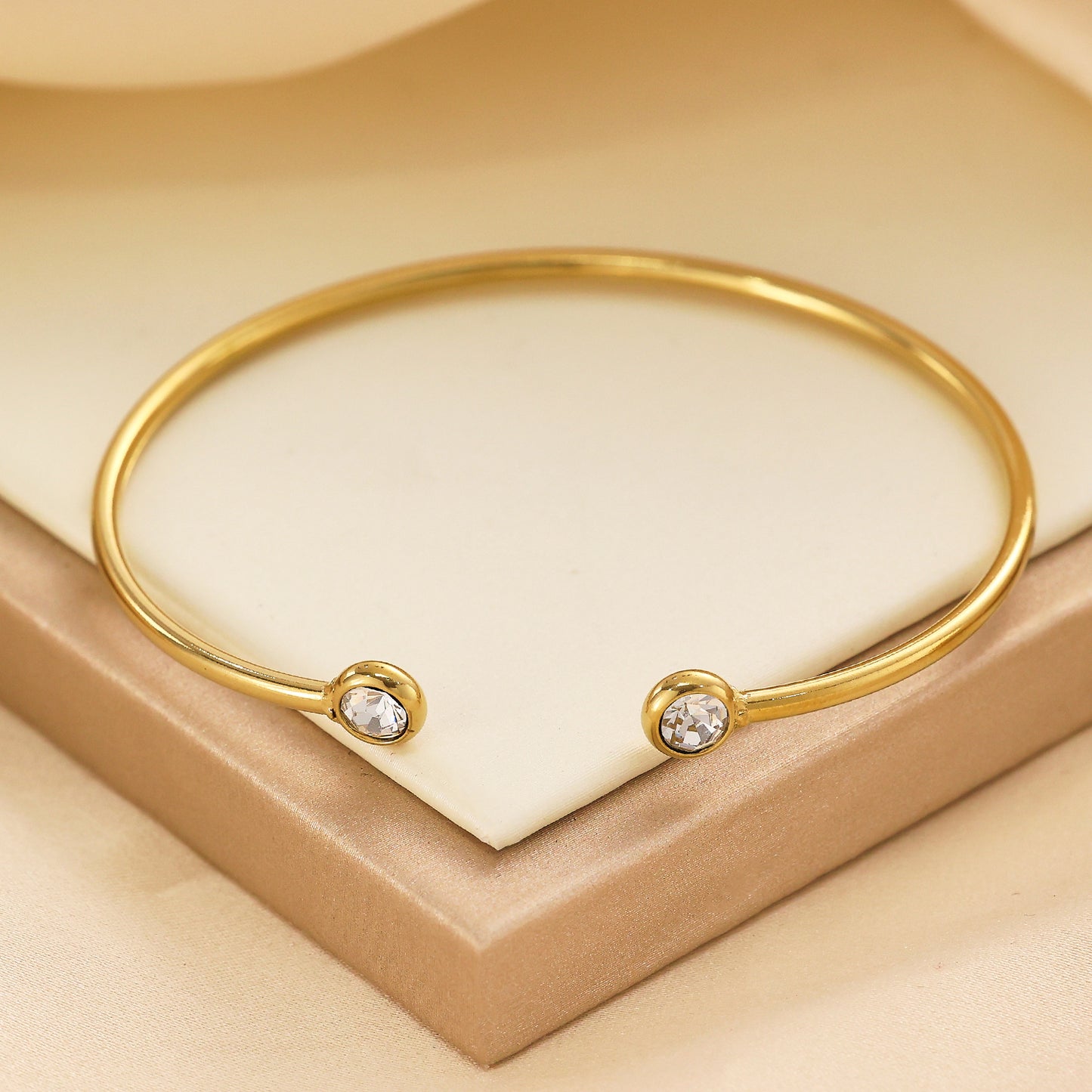 Bracelet à boucle semi-fermée à petits diamants plaqués acier inoxydable 18 carats