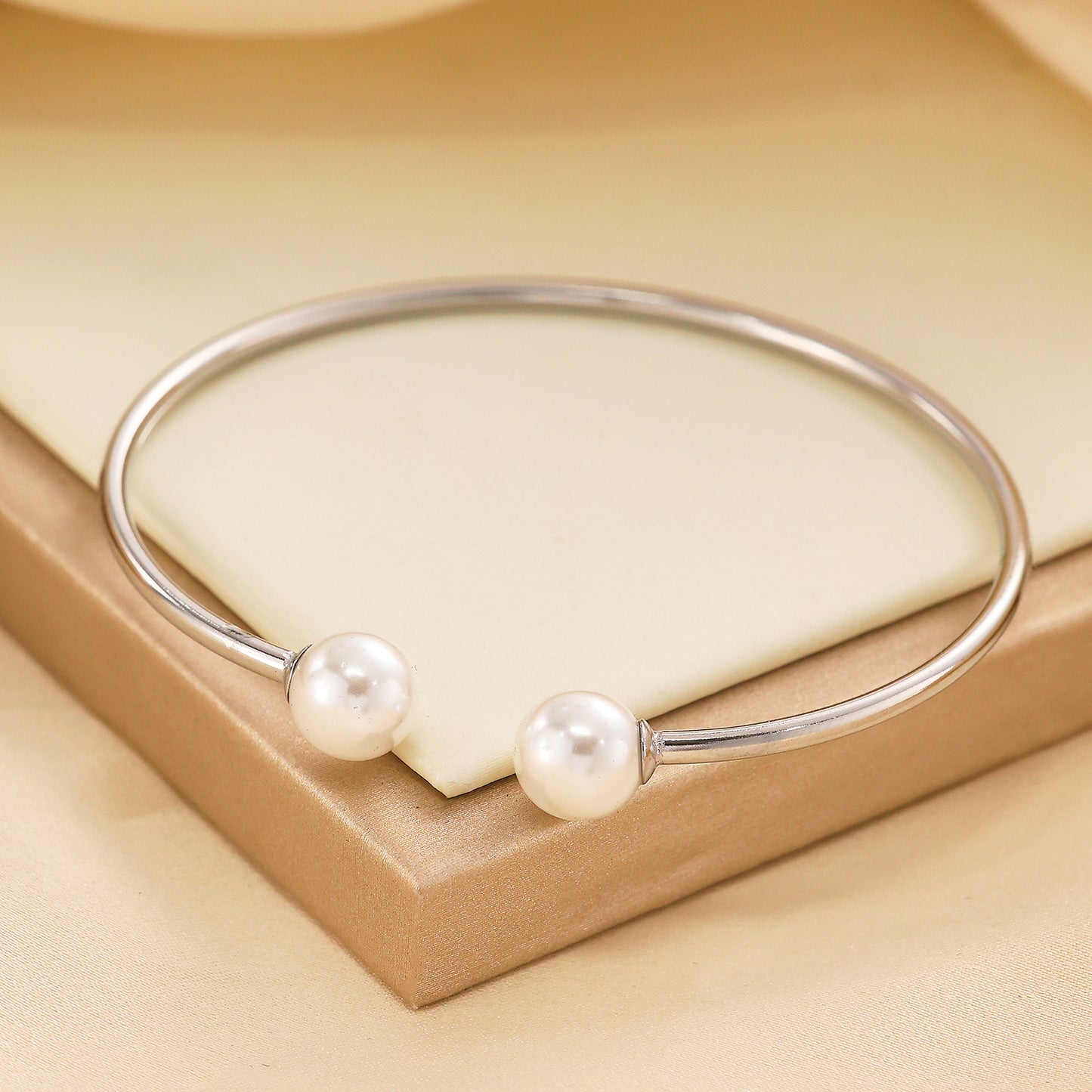Edelstahlarmband mit 18 Karat Goldbeschichtung und Perle